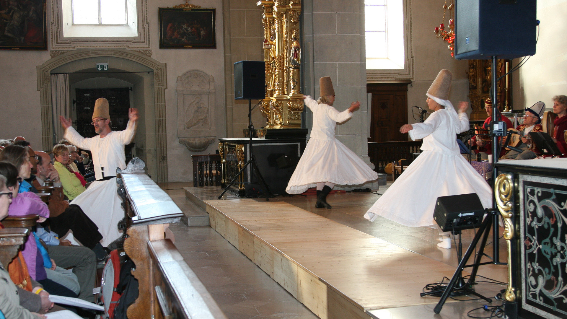 Orientalischer Drehtanz mit Rahmi Oruç Güvenç an der Weltreligionen-Weltmusik von Cantars in Luzern, 2015