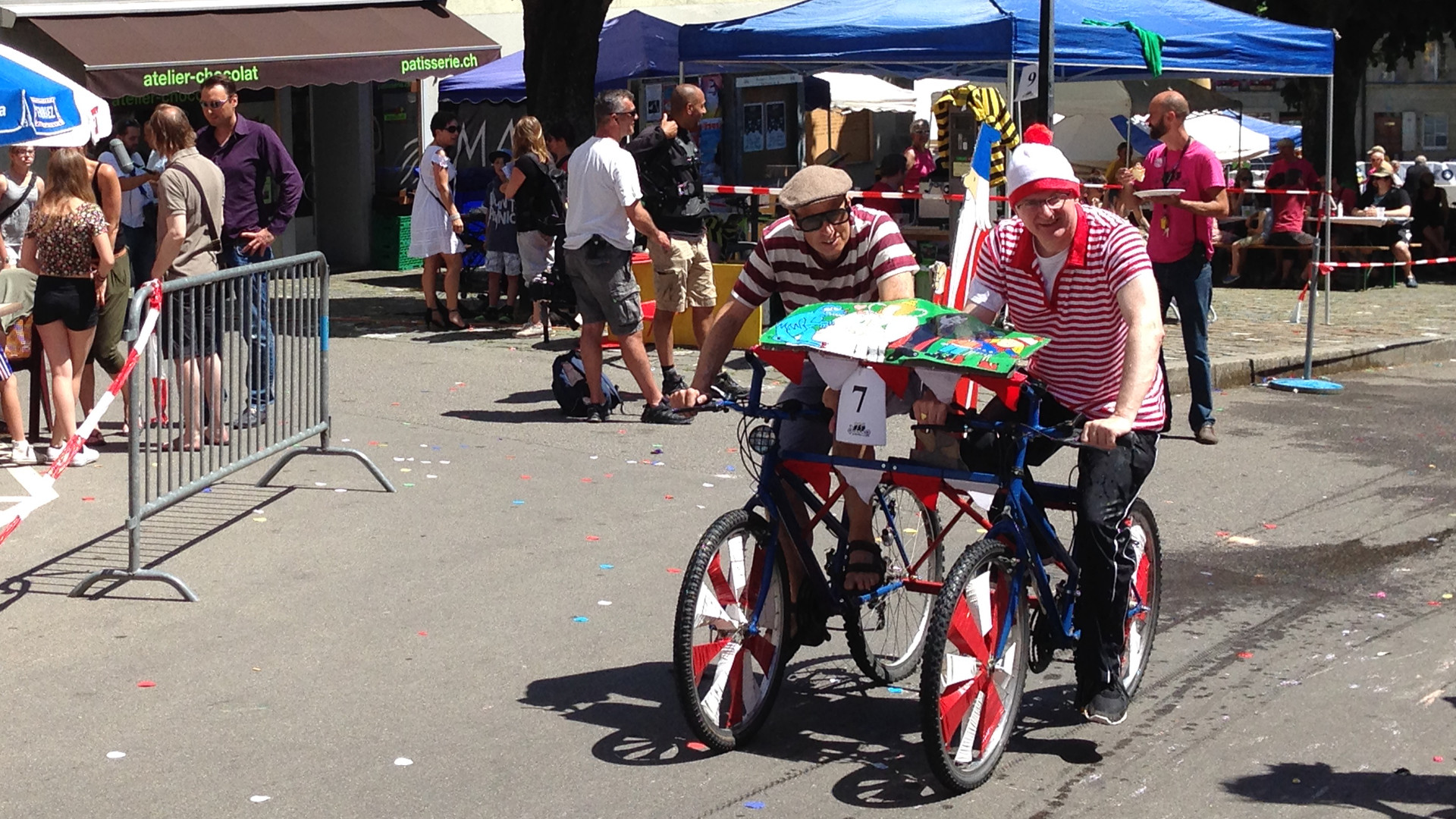 Bischof Charles Morerod (rechts) am Zwölf-Stunden-Velorennen in Freiburg am 14.6.2015
