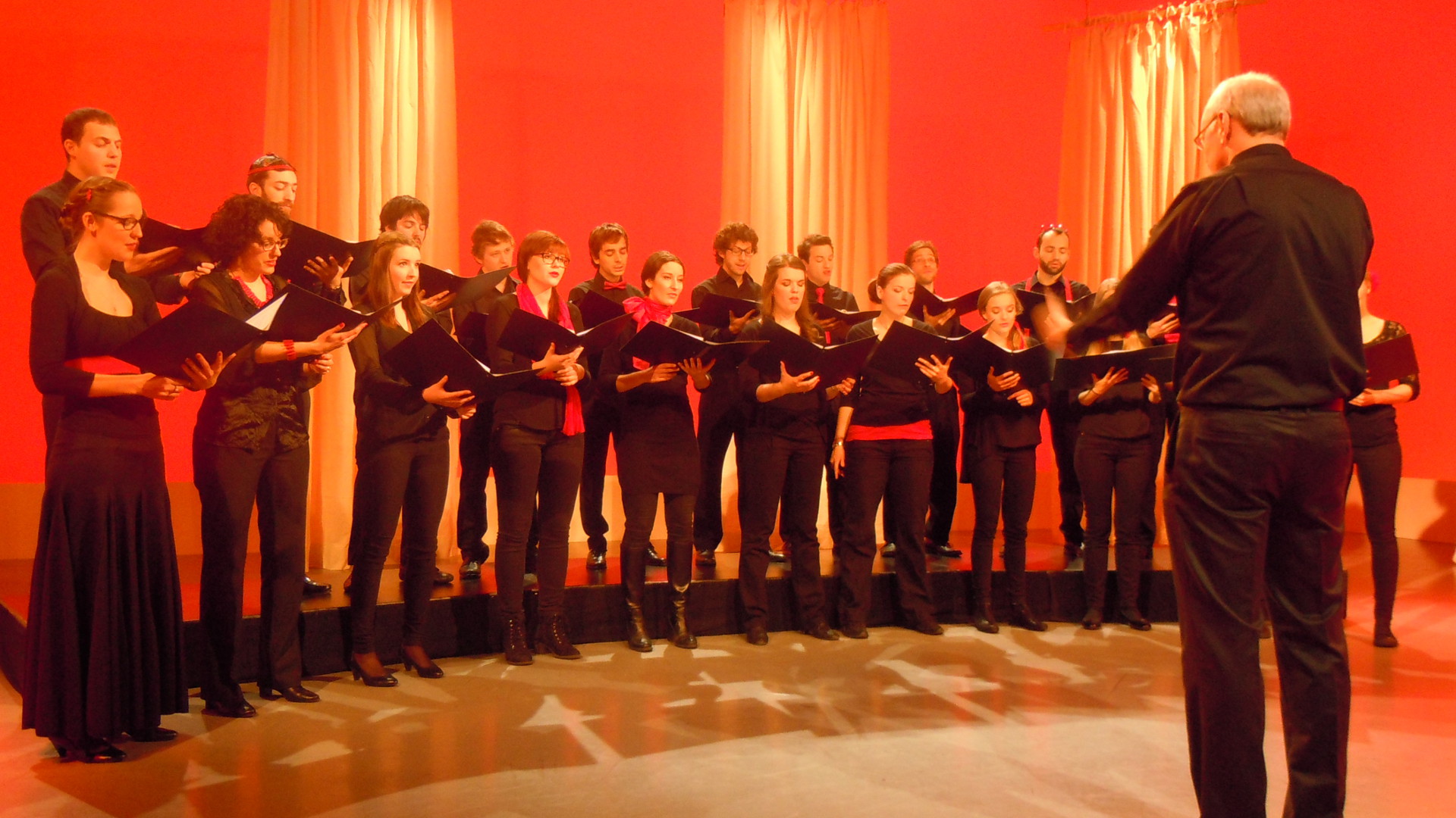 Ein Teil des Schweizer Jugendchores interpretiert die Hymnen-Beiträge in allen vier Landesprachen.