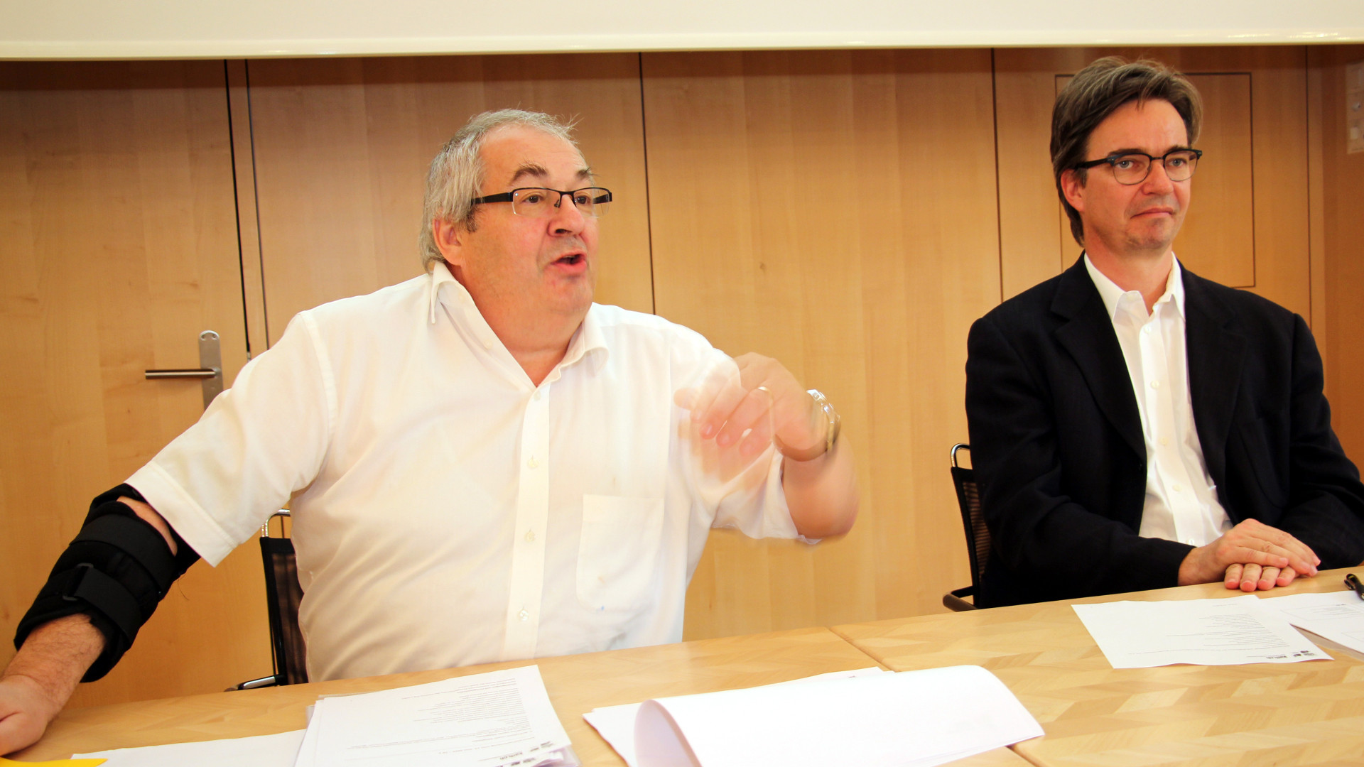 Der Präsident des Vereins Katholisches Medienzentrum, Odilo Noti (links), und Direktor Charles Martig an der GV in Zürich
