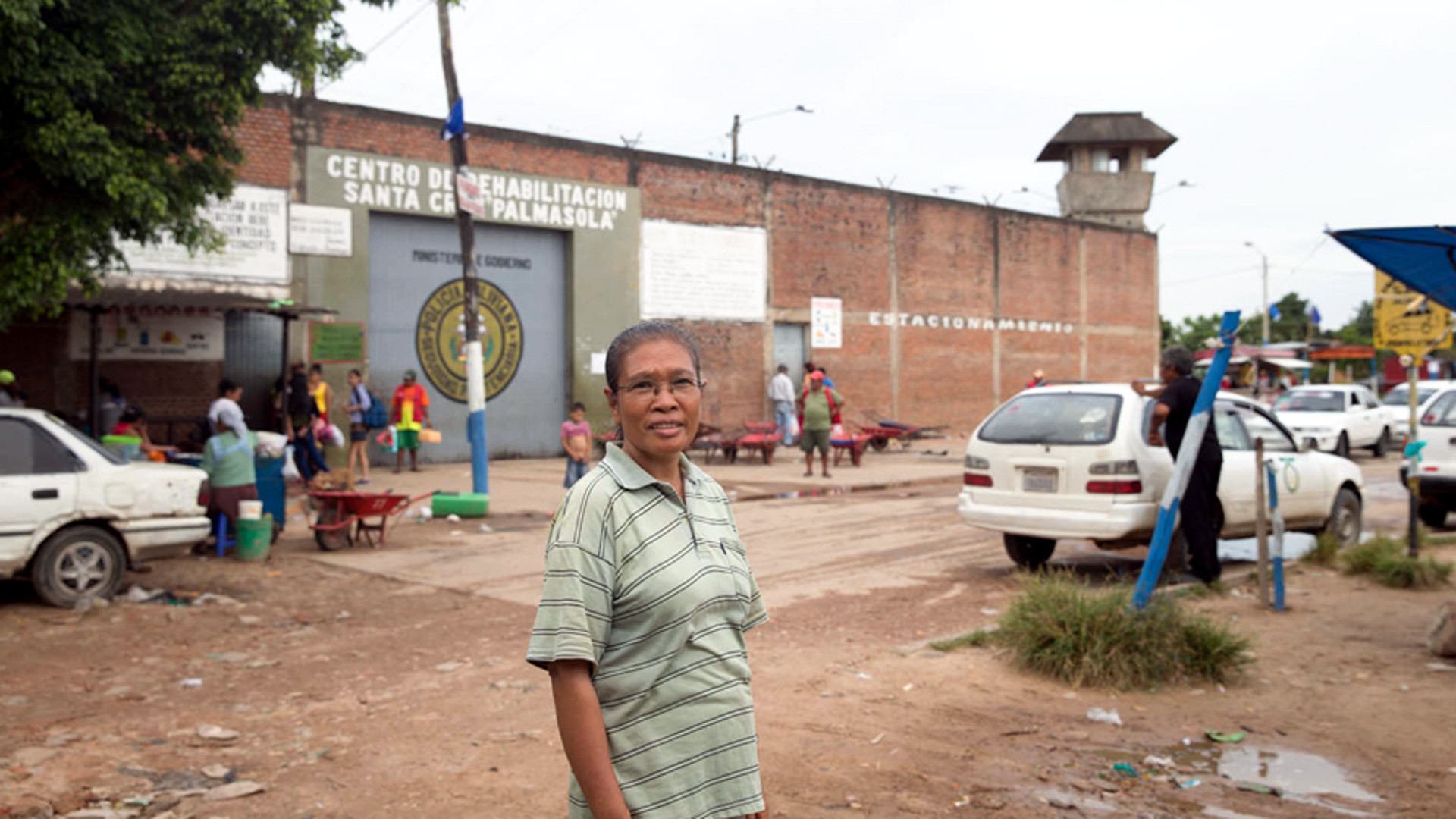 Mitarbeiterin der Steylermissionare vor dem Gefängnis von Palmasola