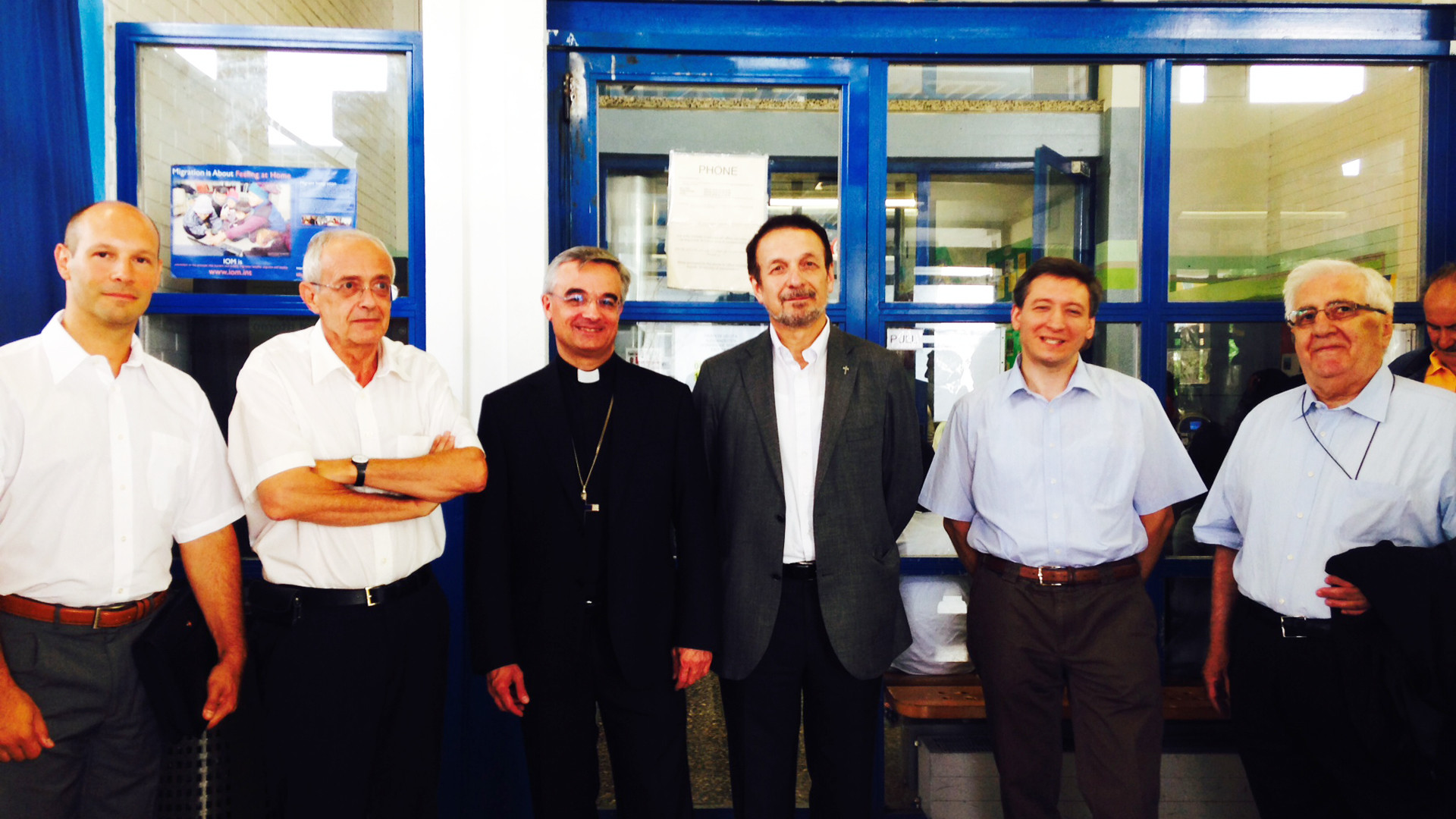 Valerio Lazzeri (3.v.li), Bischof der Diözese Lugano, beim Besuch des Empfangs- und Verfahrenszentrums in Chiasso am 22.6.2015