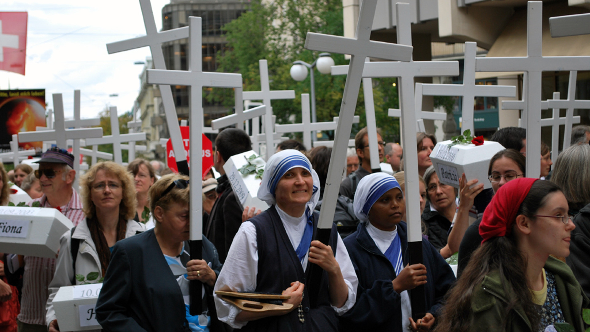 Christen demonstrieren am ersten "Marsch fürs Läbe" 2010 gegen Schwangerschaftsabbruch. Hier auf der Zürcher Bahnhofstrasse.