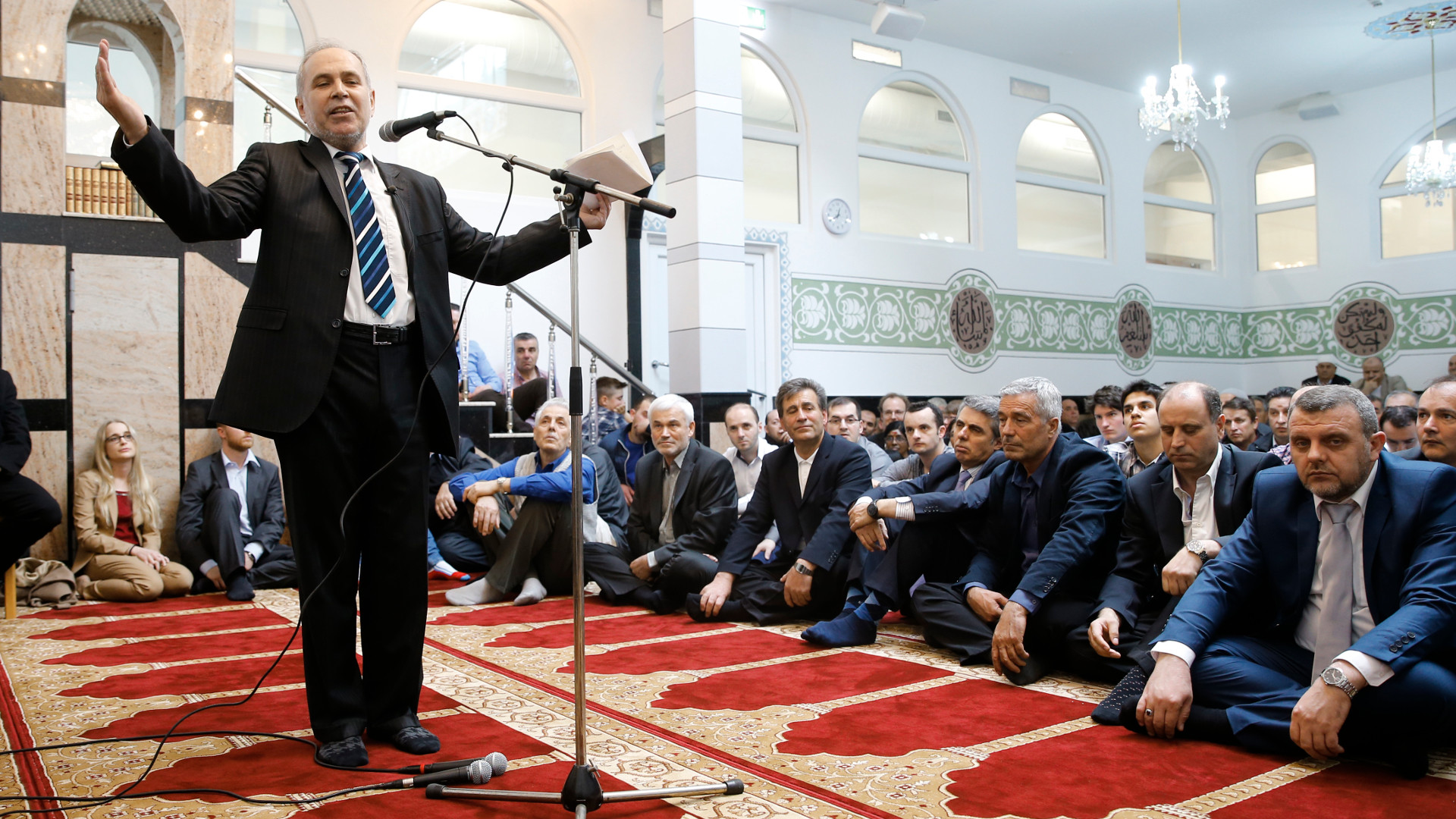 Mustafa Memeti in der Moschee im Haus der Religionen