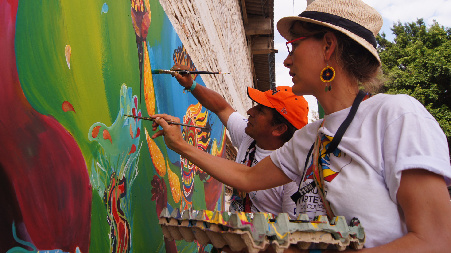 Anne Stickel (vorne) und Warner Benitez Fachpersonen im Projekt "Mural Comunitario" im Centro Monseñor Léonidas Proaño, Quito Sur, Ecuador.