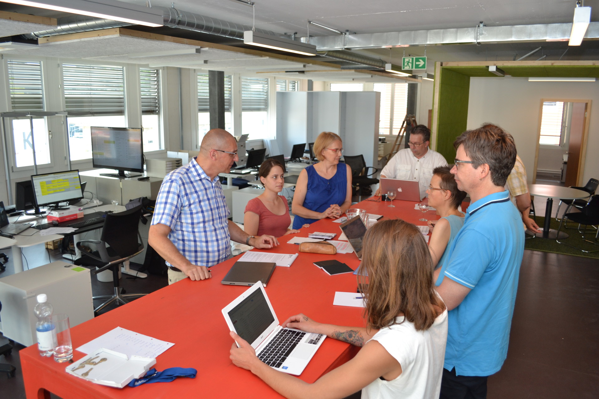 Wochensitzung im Newsroom von kath.ch
