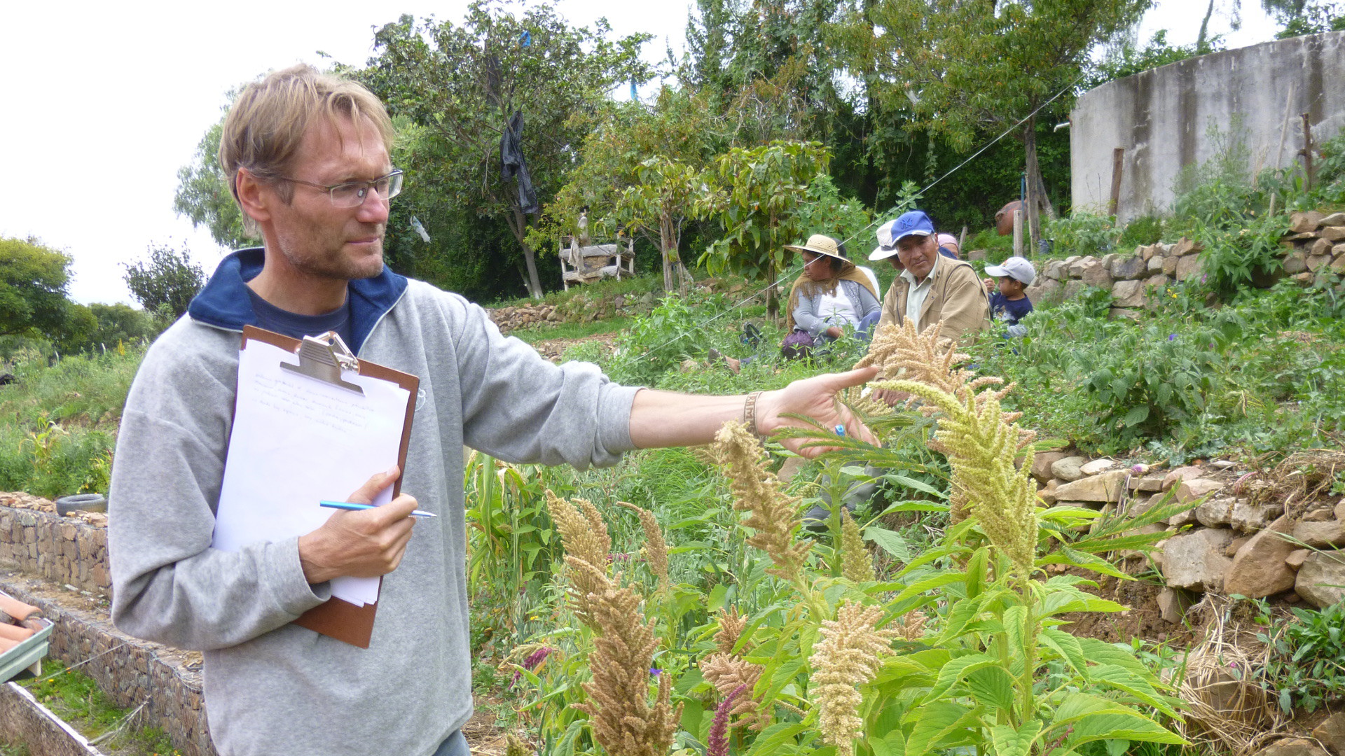 Der Schweizer Interteam-Mitarbeiter Johannes Brunner bei einer Gartenbesichtigung in Cochabamba, Bolivien