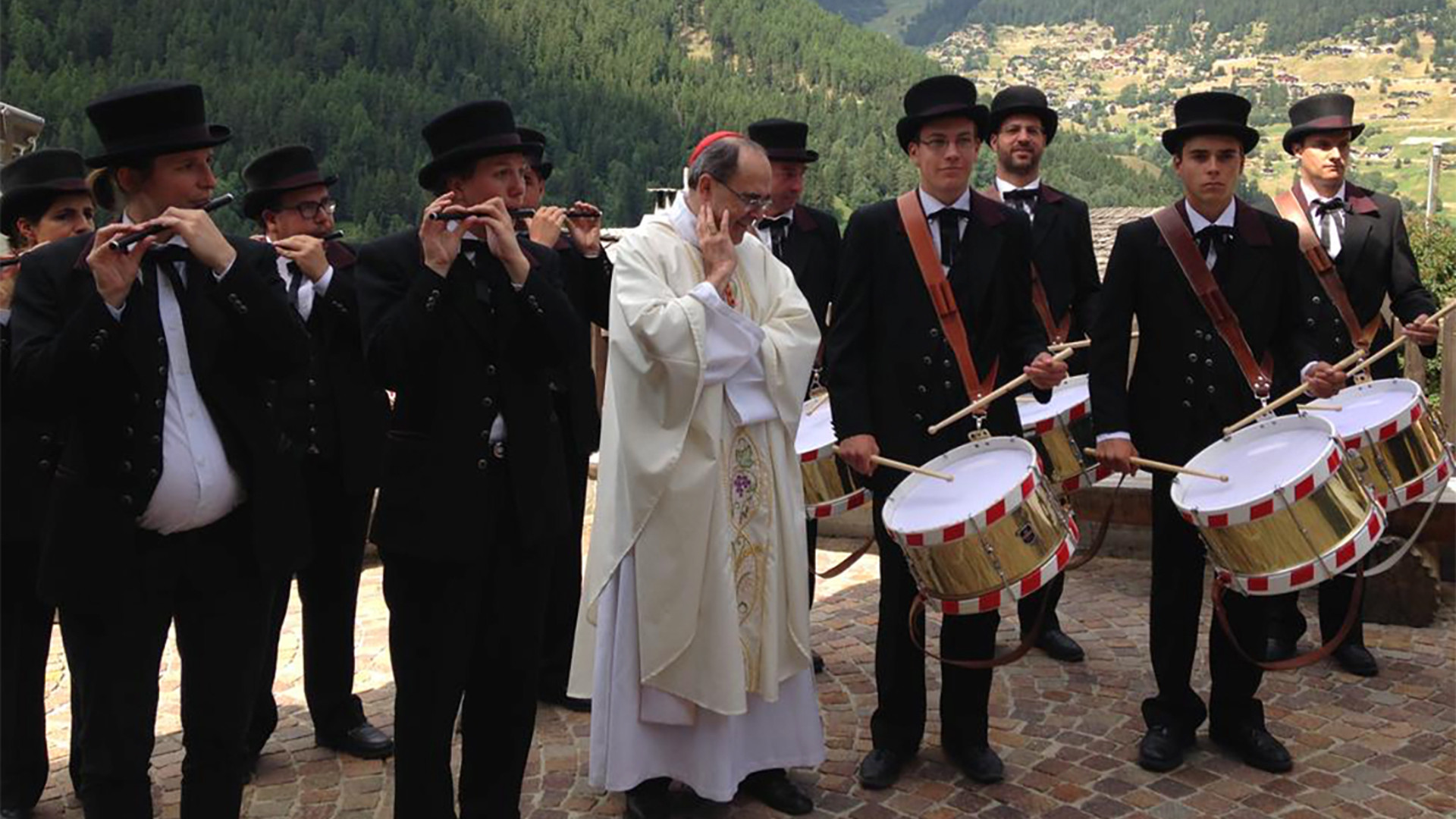 Der französische Kardinal Philippe Barbarin nach einer Messe in Ayer VS