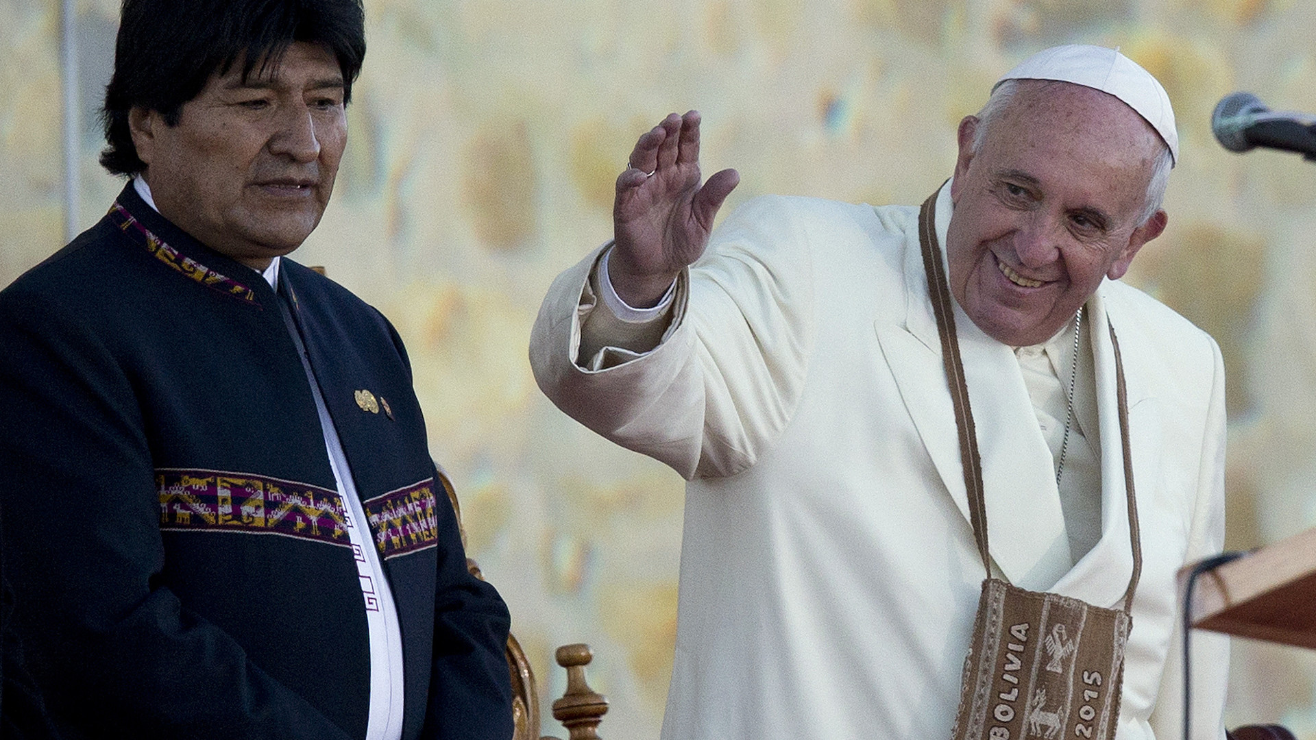 Papst Franziskus wird bei seiner Ankunft in Bolivien von Staatspräsident Evo Morales empfangen.
