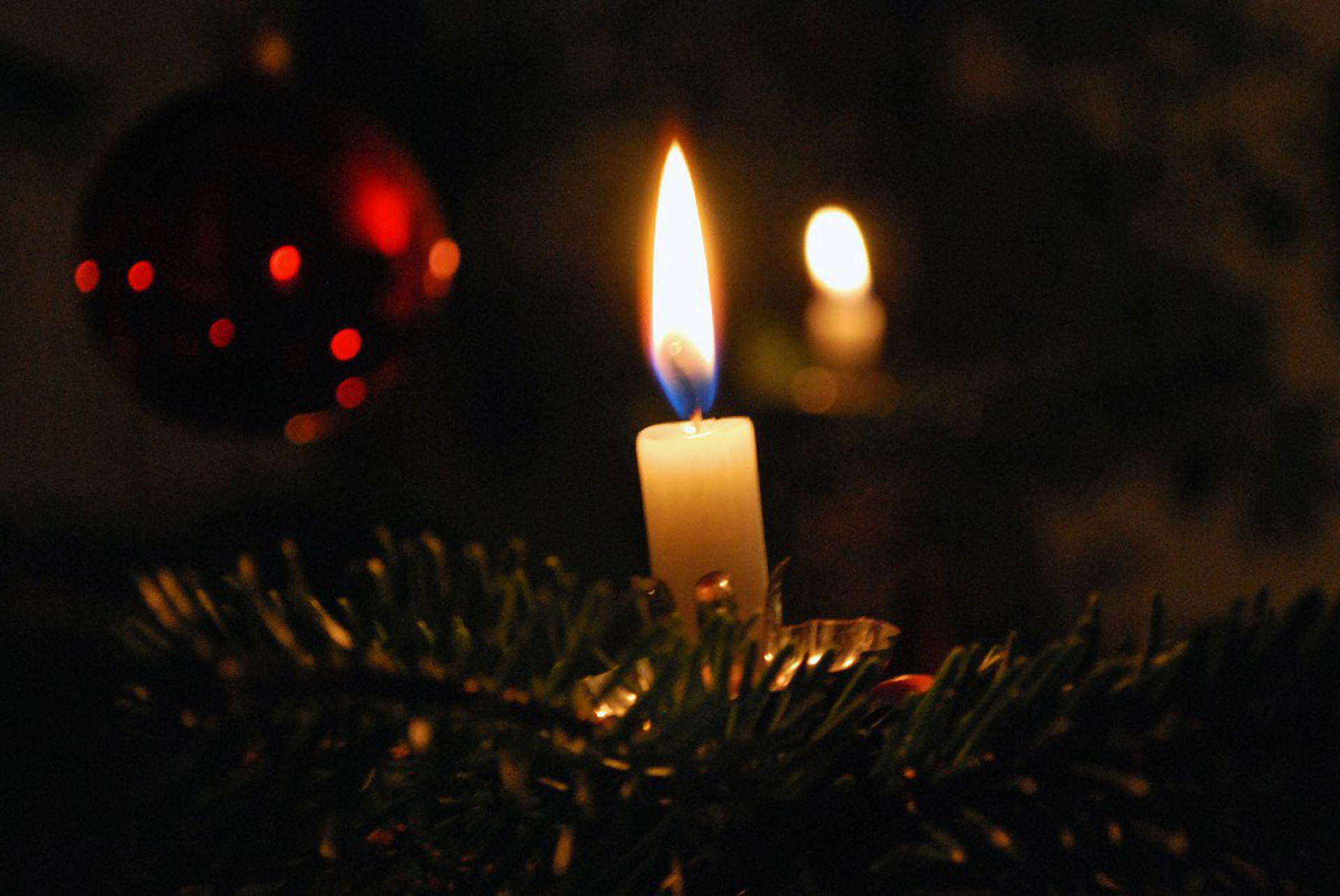 Kerzenlicht am Christbaum