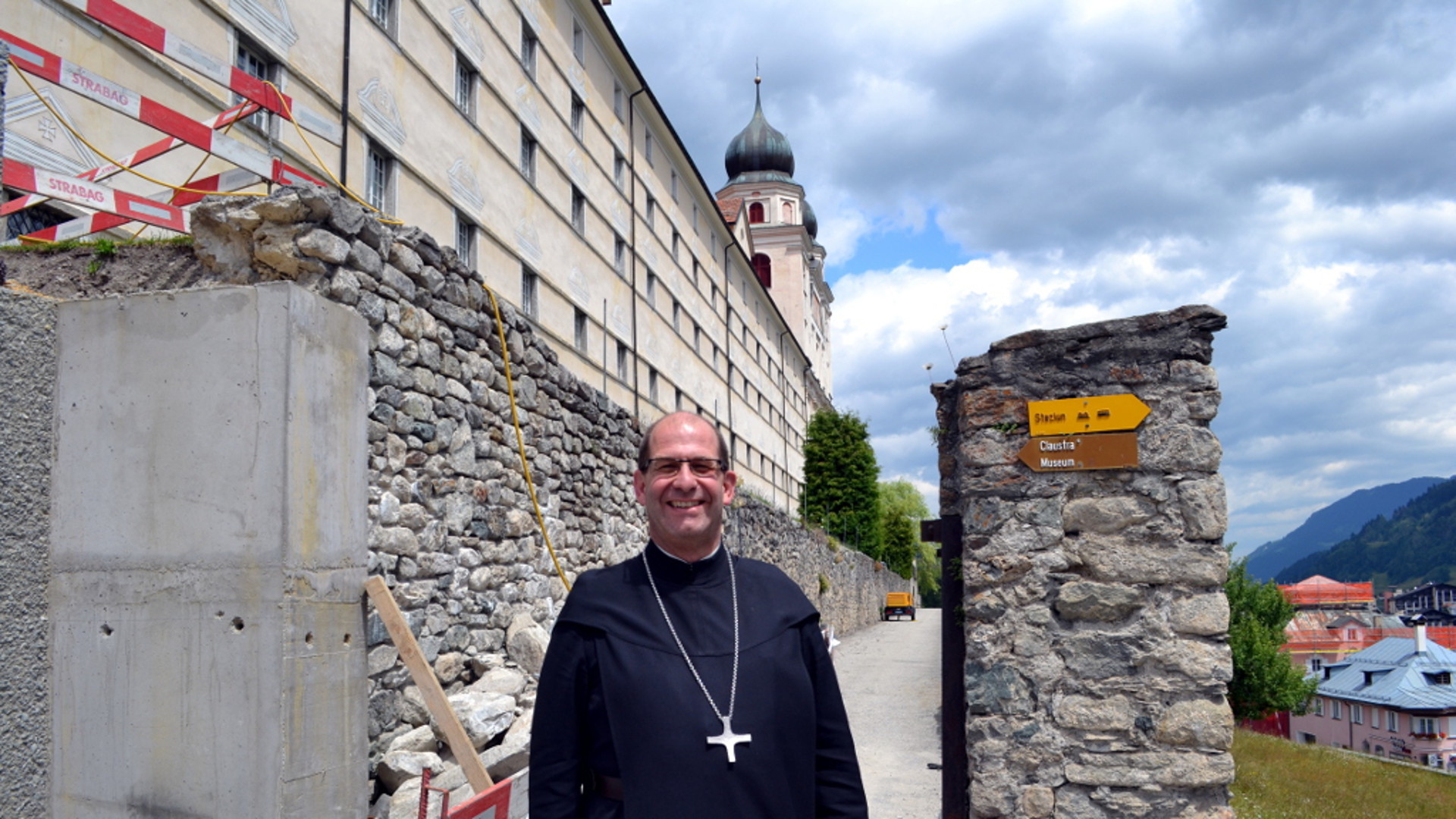 Abt Vigeli Monn vor dem Kloster Disentis