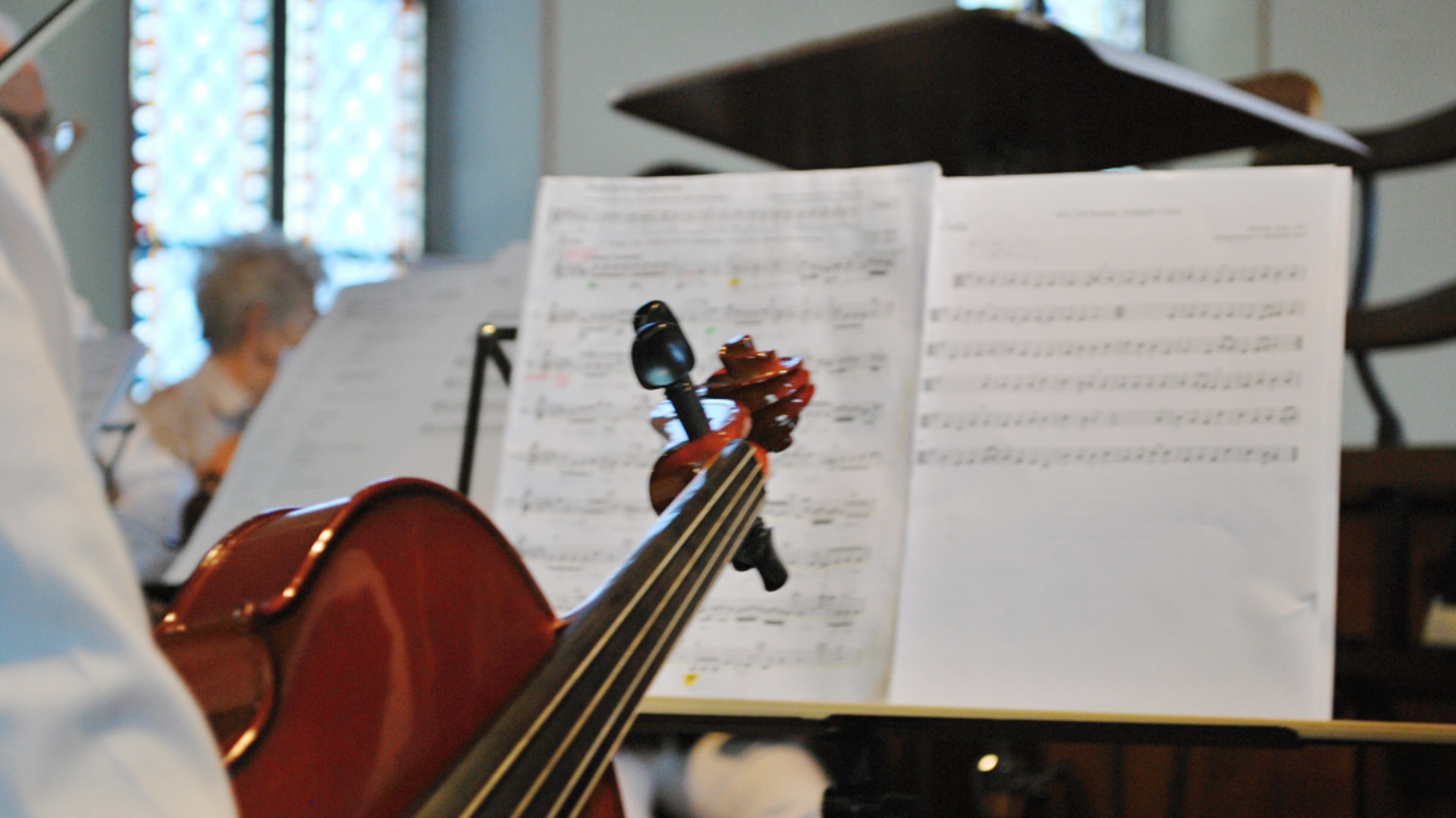 Musik im Gottesdienst: Eine Bratsche wartet auf ihren Einsatz.