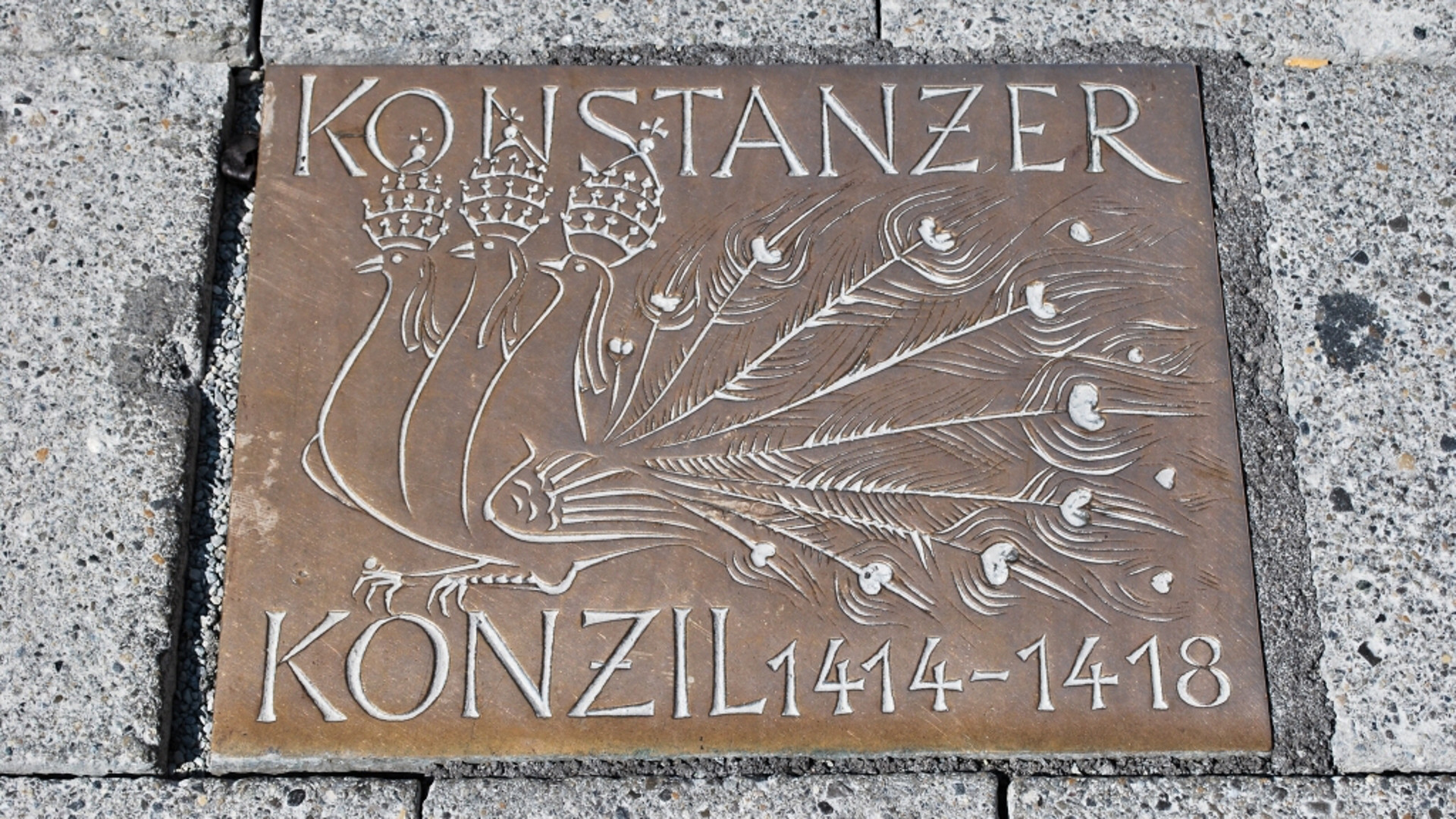Metallplakette mit der Aufschrift "Konstanzer Konzil 1414-1418", eingelassen in den Boden der Marktstätte in der Altstadt von Konstanz (D)