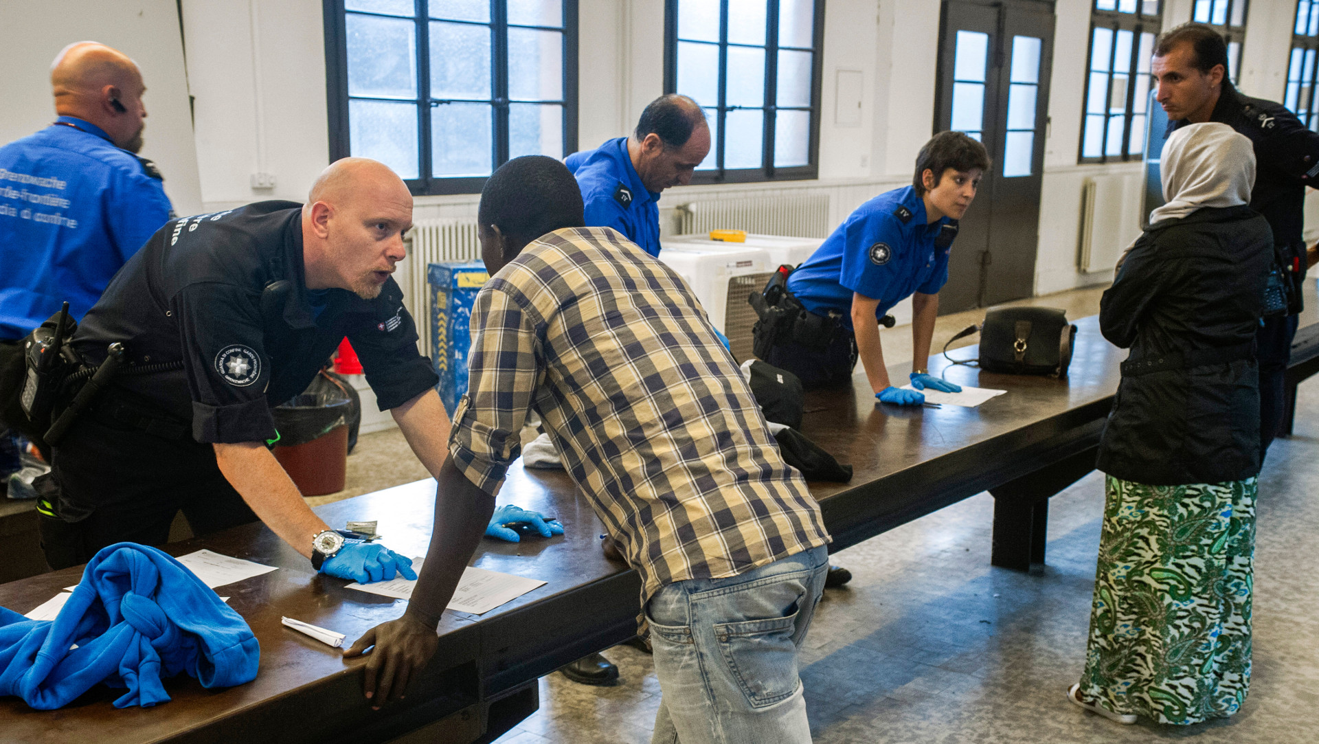 Asylbewerber und Personal des Grenzwachcorps am Zoll in Chiasso TI