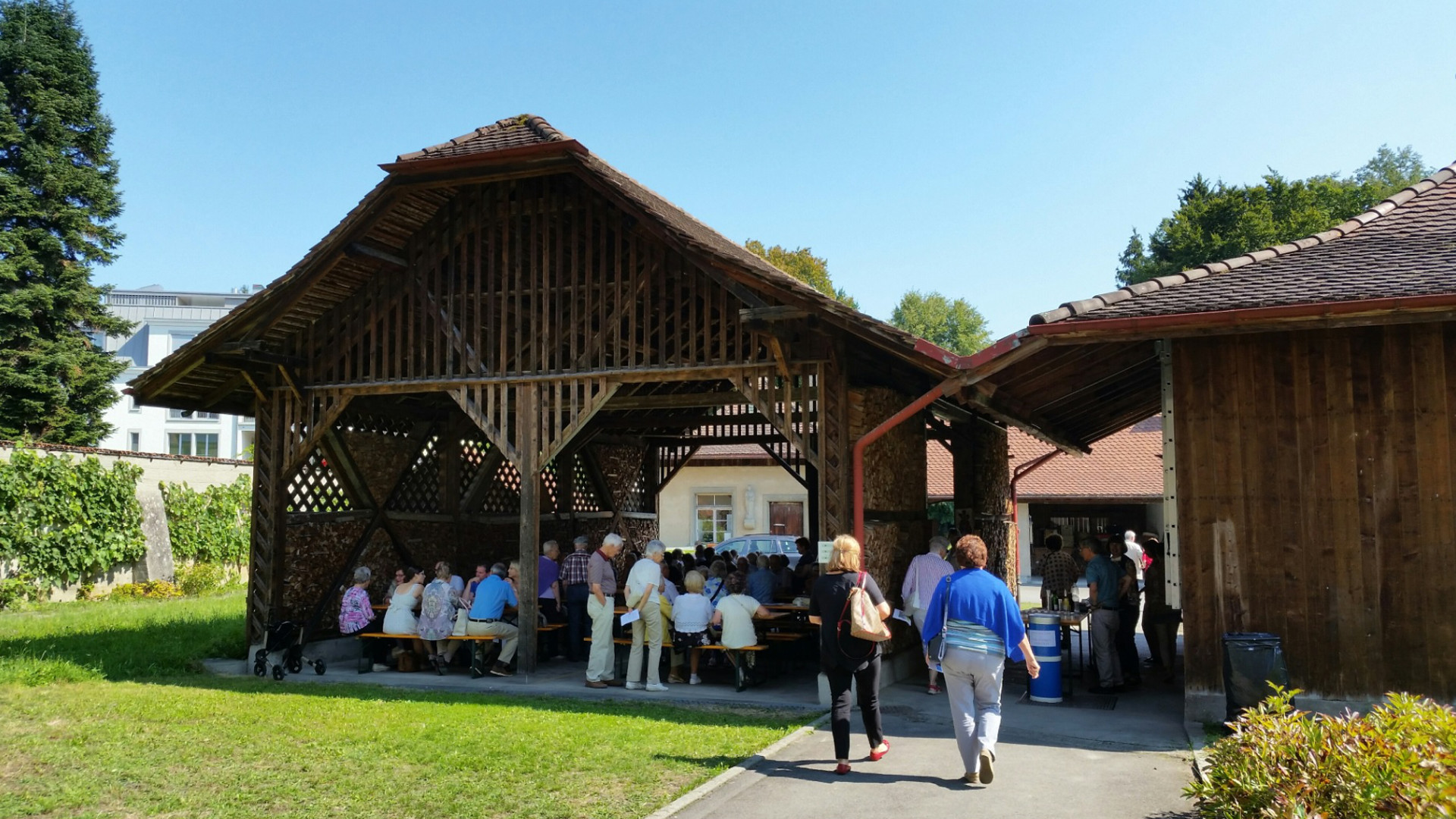 Tag der offenen Tür im Kapuzinerkloster Wesemlin in Luzern im August 2015: Nach den Rundgängen am Samstag konnten sich die Besucher im Klostergarten verpflegen.