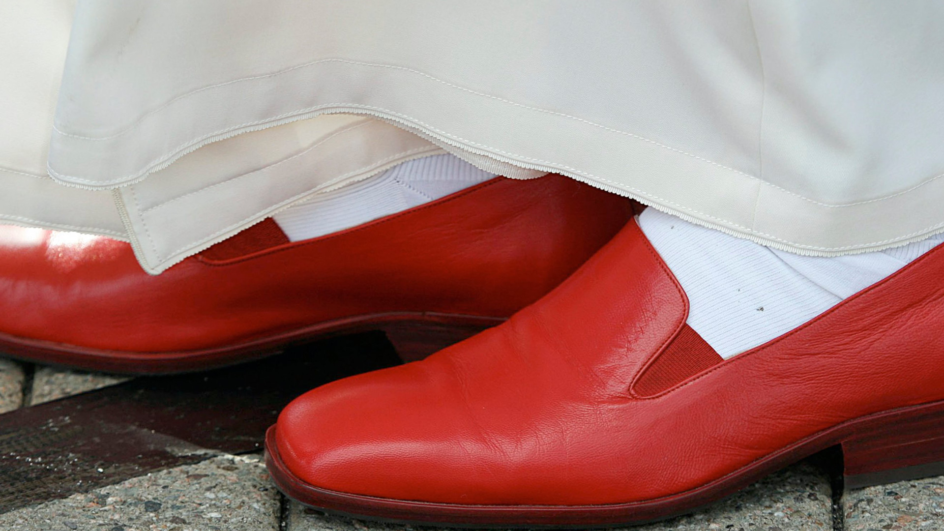 Die roten Schuhe von Papst Benedikt XVI.