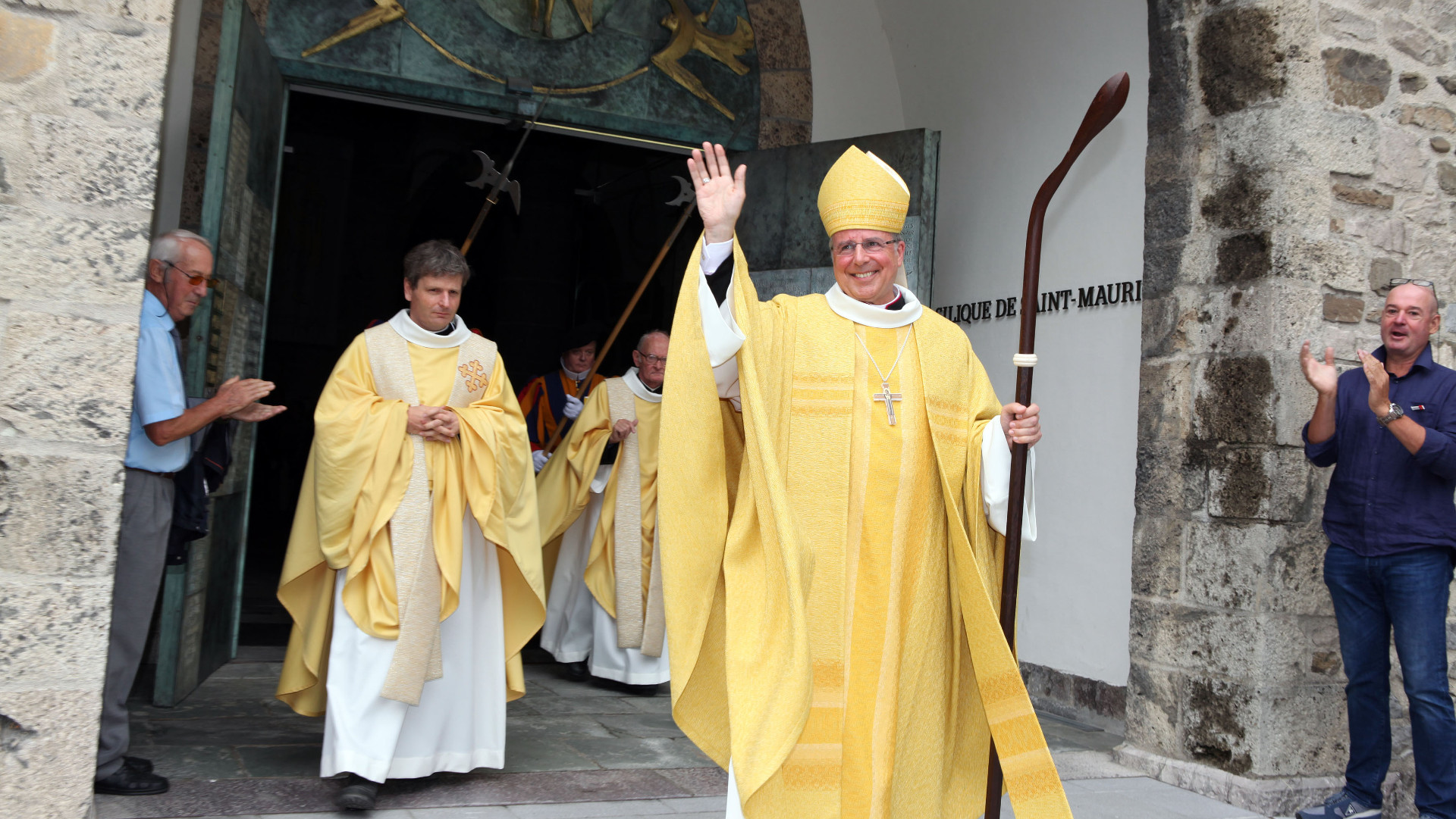 Der neue Abt von Saint-Maurice, Jean Scarcella, verlässt die Klosterkirche nach seiner Einsetzung am 1. August 2015.