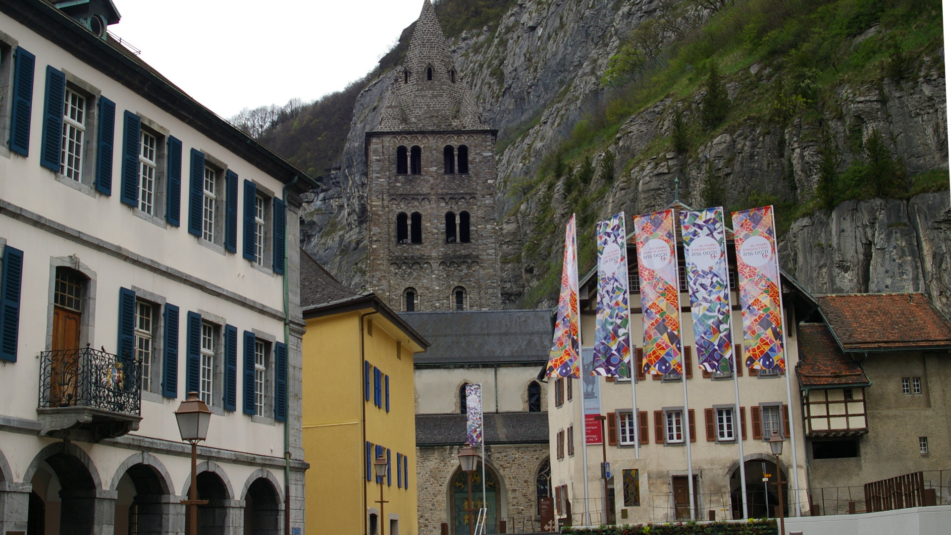Festfahnen "1500 Jahr Kloster Saint-Maurice" wehen vor der Abtei