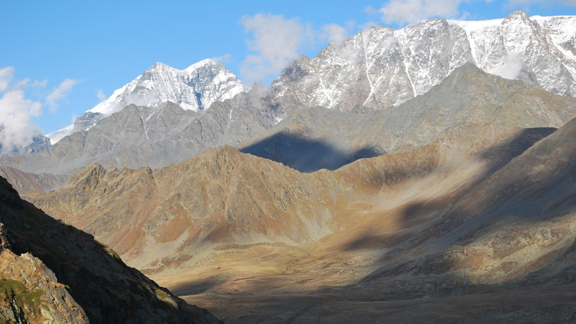 Blick von der Passhöhe am Grossen Sankt Bernhard in die Walliser Berge