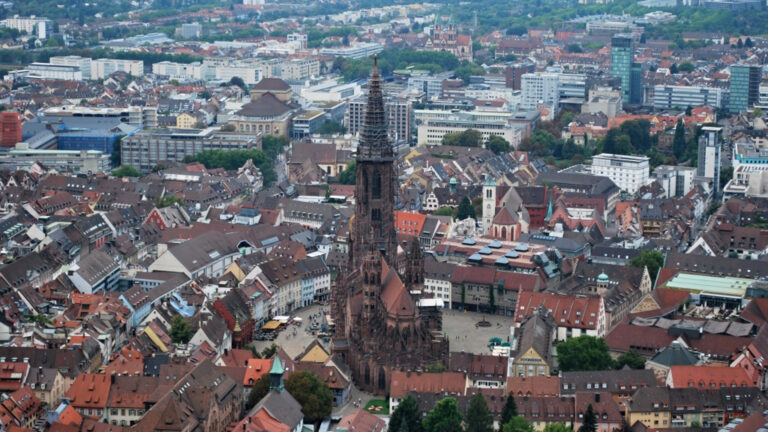 Blick auf die Stadt Freiburg im Breisgau mit dem Münster | © Barbara Ludwig