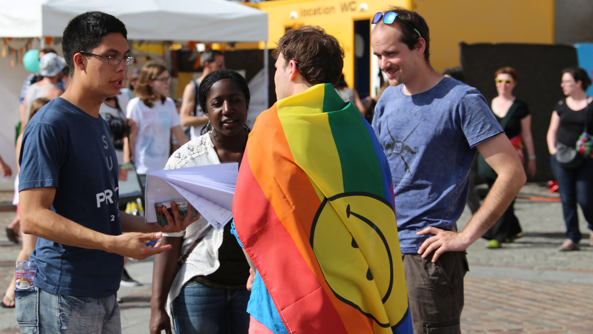 Christen im Gespräch mit einem Teilnehmer der Gay Pride in Sitten VS am 13. Juni 2015