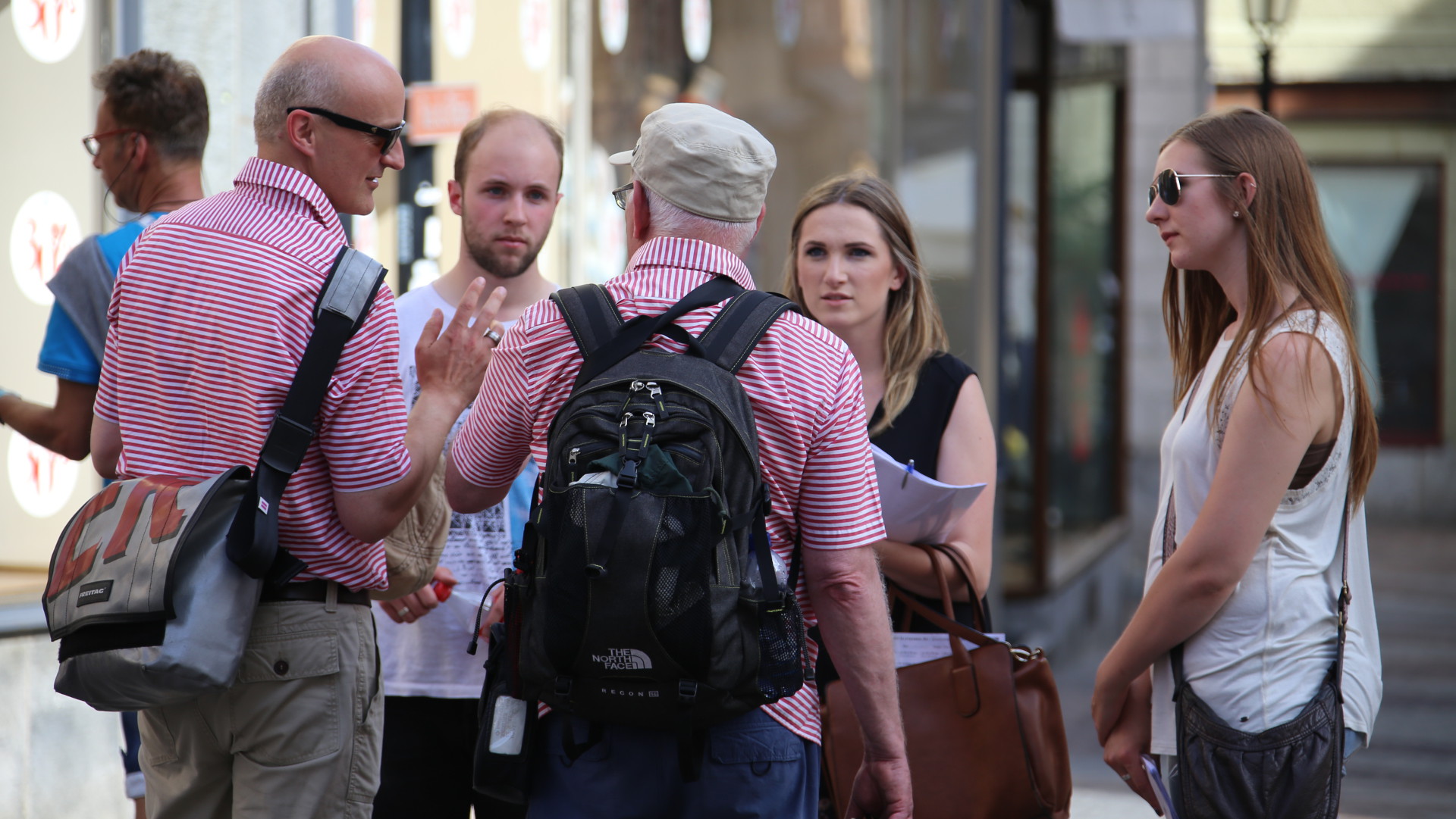 Christen im Gespräch mit Teilnehmern der Gay Pride in Sitten VS am 13. Juni 2015