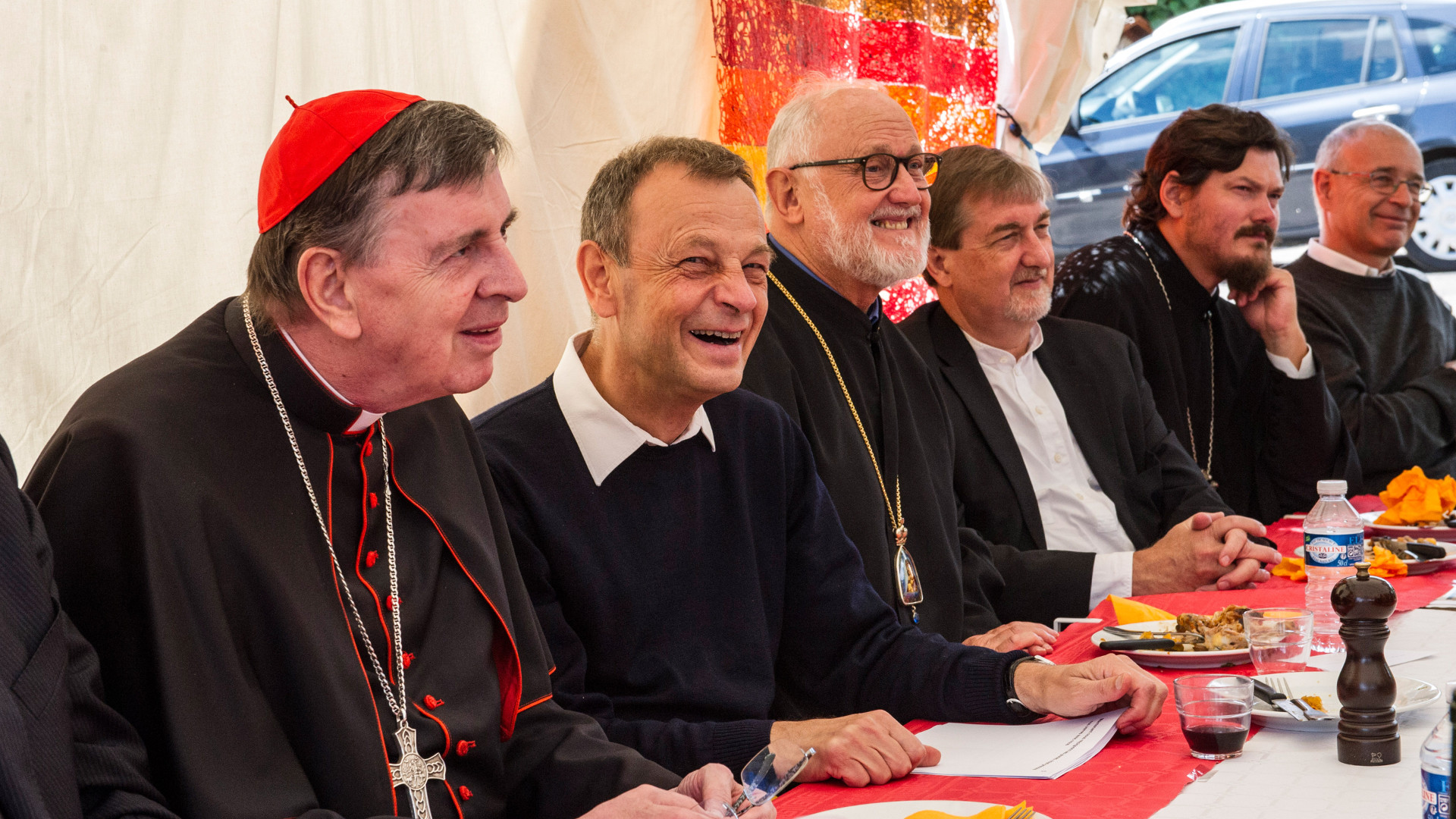 Taizé-Prior Alois Löser (zweiter von links) und Kardinal Kurt Koch (links) bei einem Bankett mit Gästen im Privatbereich der Taizé-Brüder am Sonntag, 16. August 2015