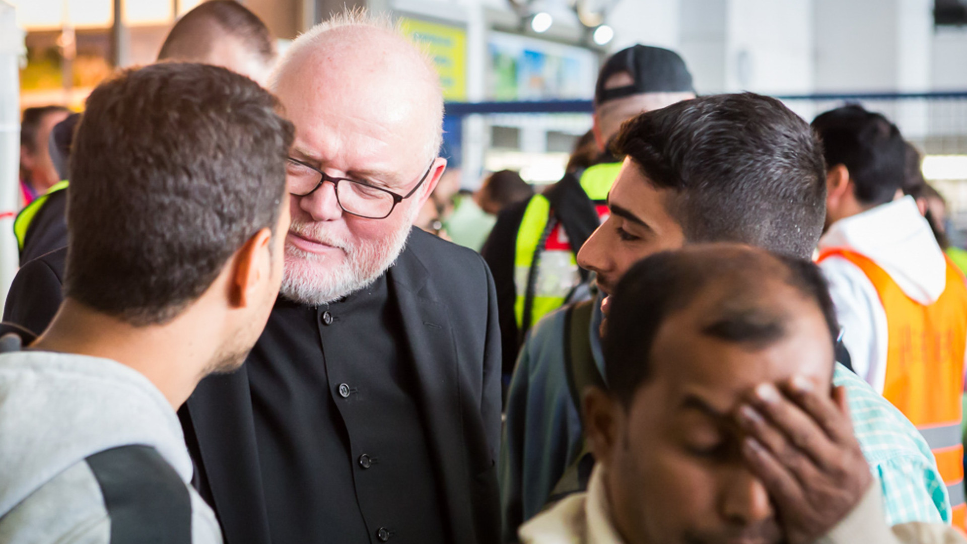 Kardinal Reinhard Marx, Vorsitzender der Deutschen Bischofskonferenz begrüsst am 5. September 2015 ankommende Flüchtlinge auf dem Bahnhof in München.