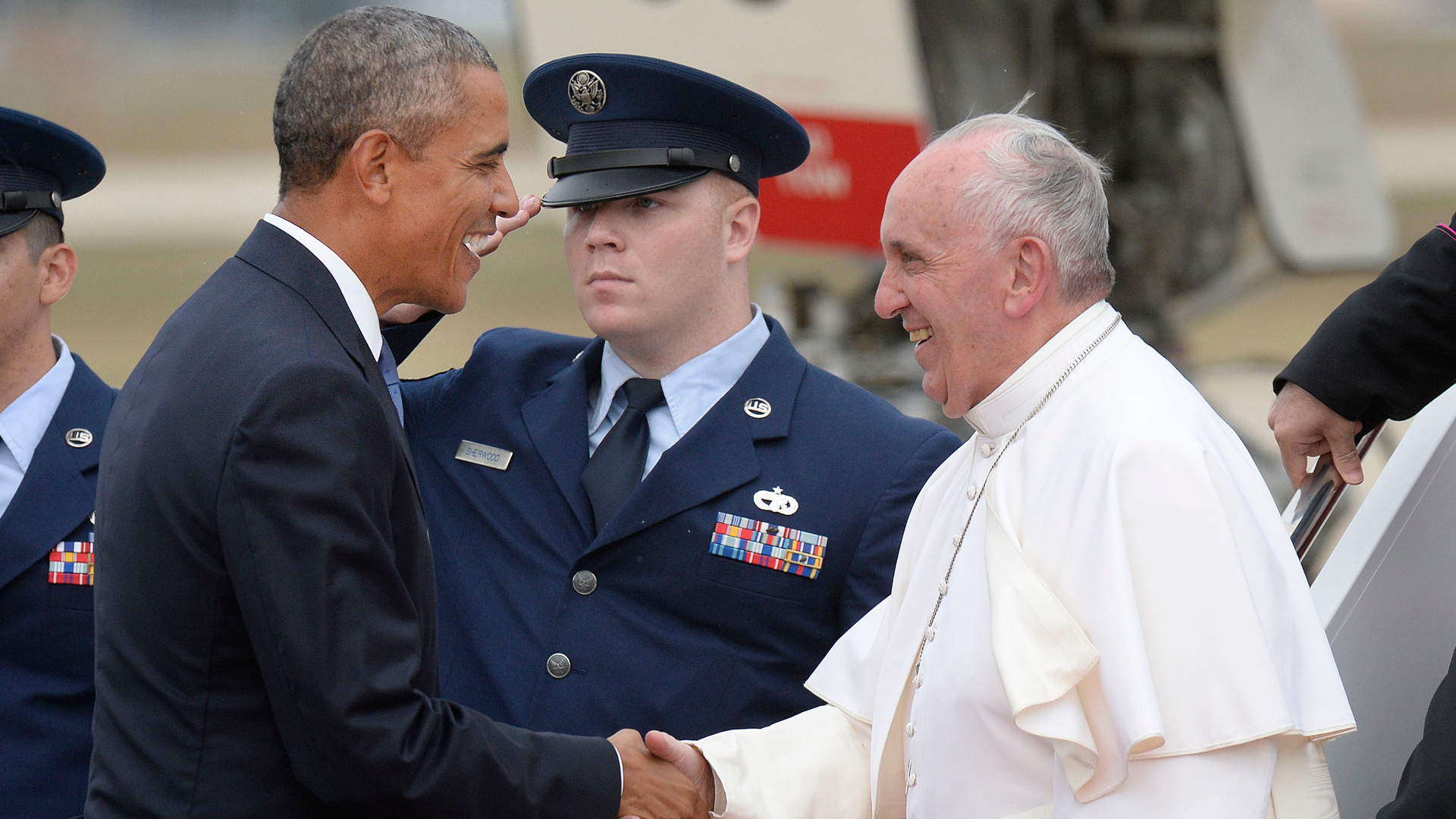 Barack Obama begrüsst Papst Franziskus, 2015