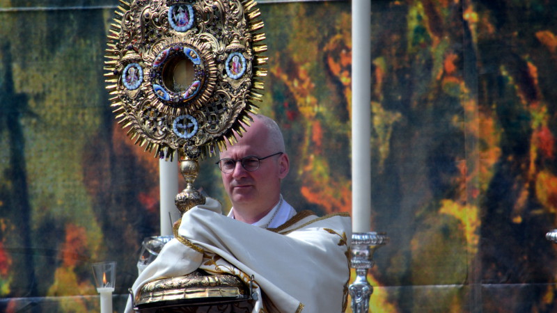 Liturgie Anteilnahme Bischof Charles Morerod an der Fronleichnamprozession in Freiburg | © 2012 Georges Scherrer