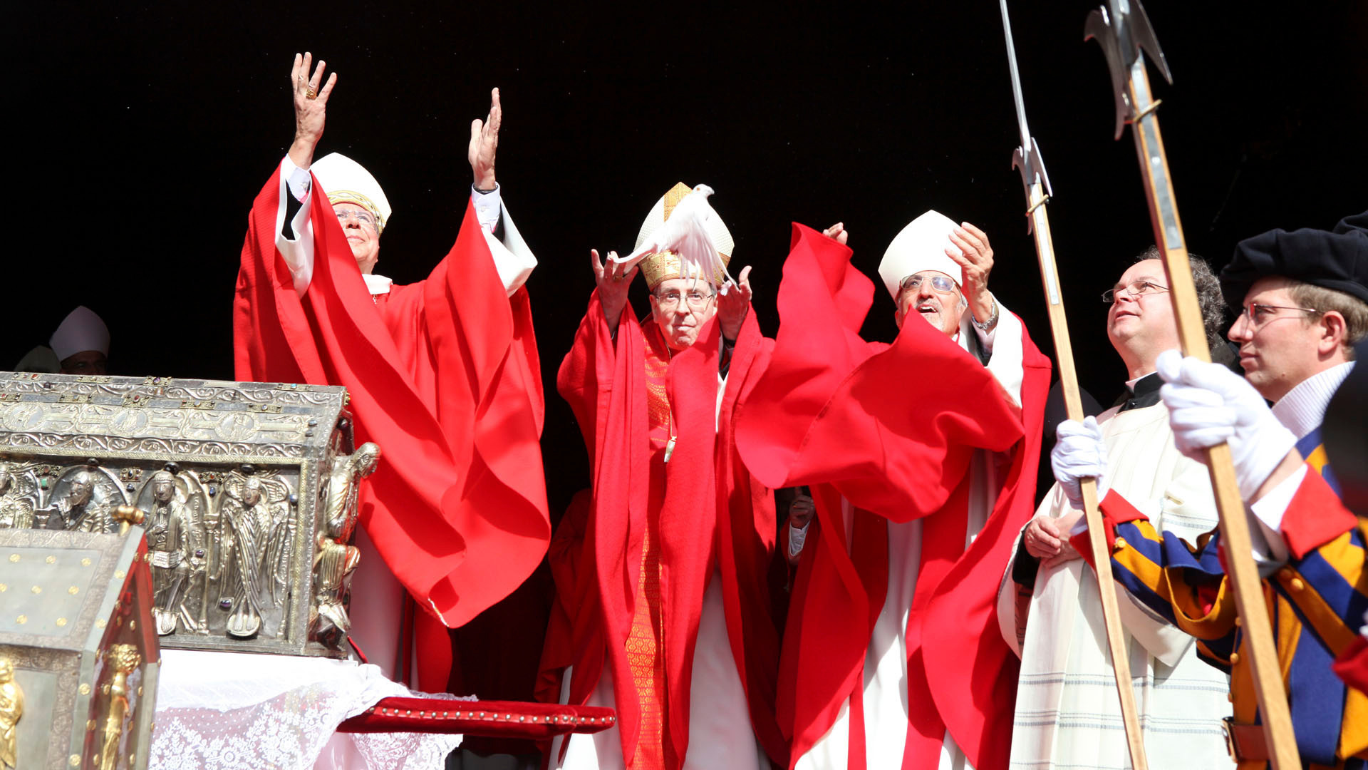 Abschluss 1500-Jahr-Jubiläum Abtei Saint-Maurice: Freilassung der Tauben. Von links: Abt Jean Scarcella, Kardinal Koch, alt-Abt Joseph Roduit