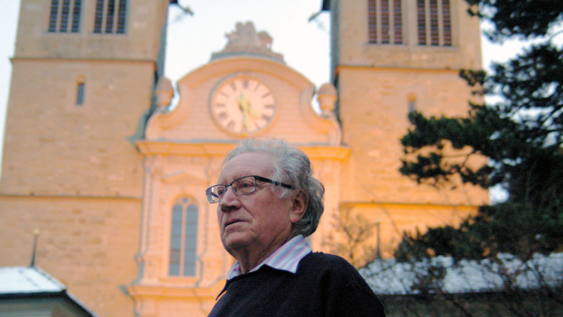Max Hofer, ehemaliger Bischofsvikar des Bistums Basel (1937-2015), vor St. Leodegar im Hof in Luzern