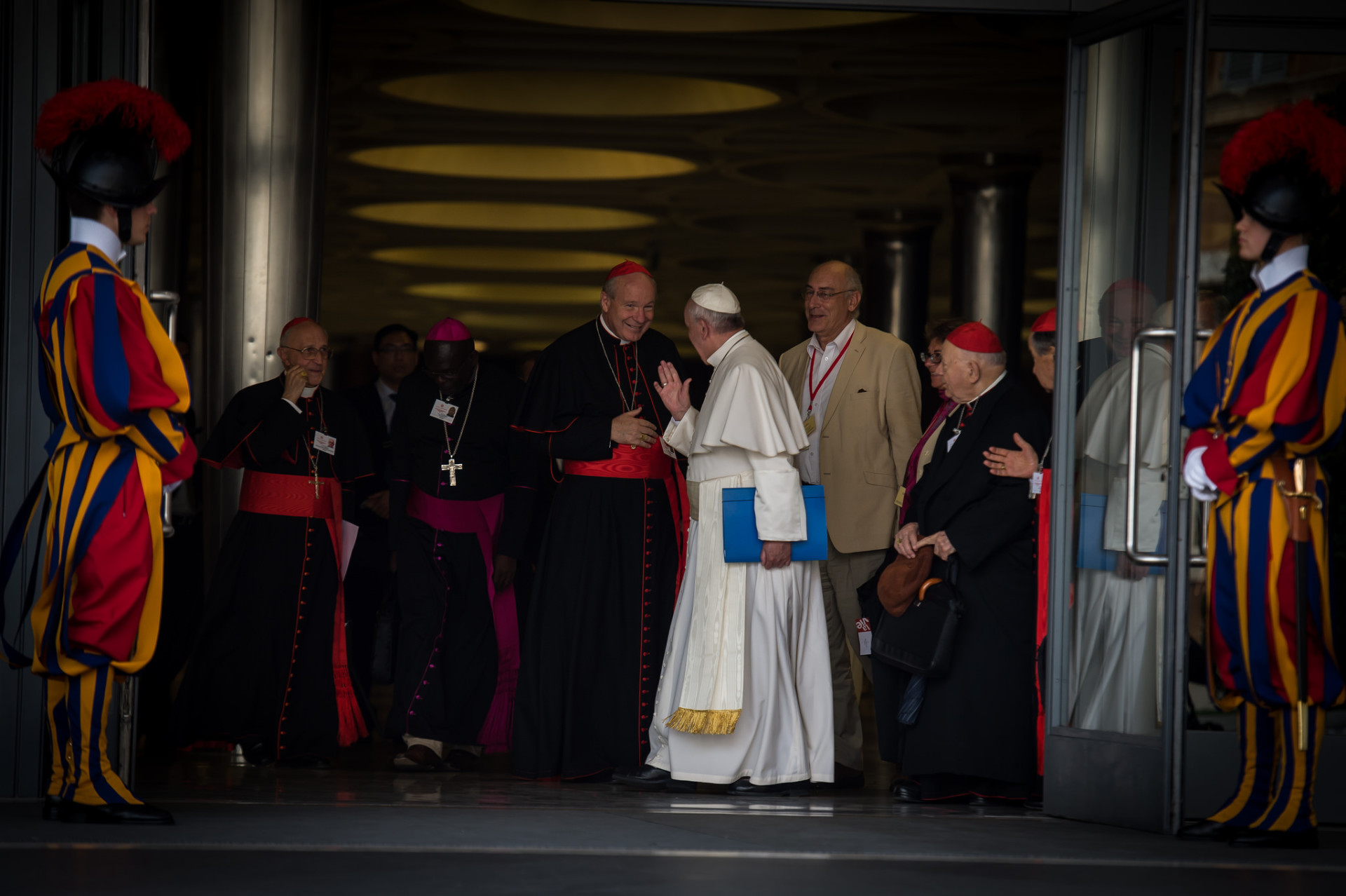 Kardinal Christoph Schönborn im Gespräch mit Papst Franziskus an der Synode