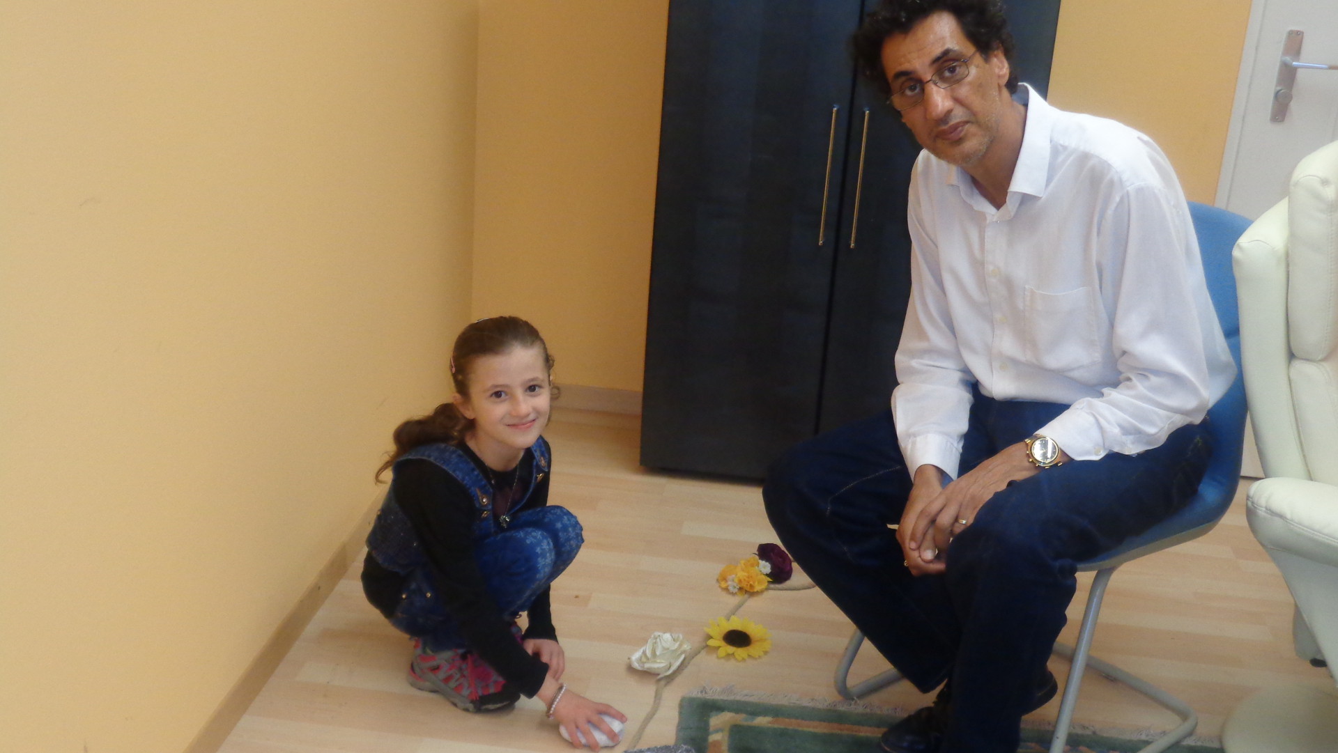 Hossam Abdel-Rehim (rechts) arbeitet mit einem Flüchtlingskind