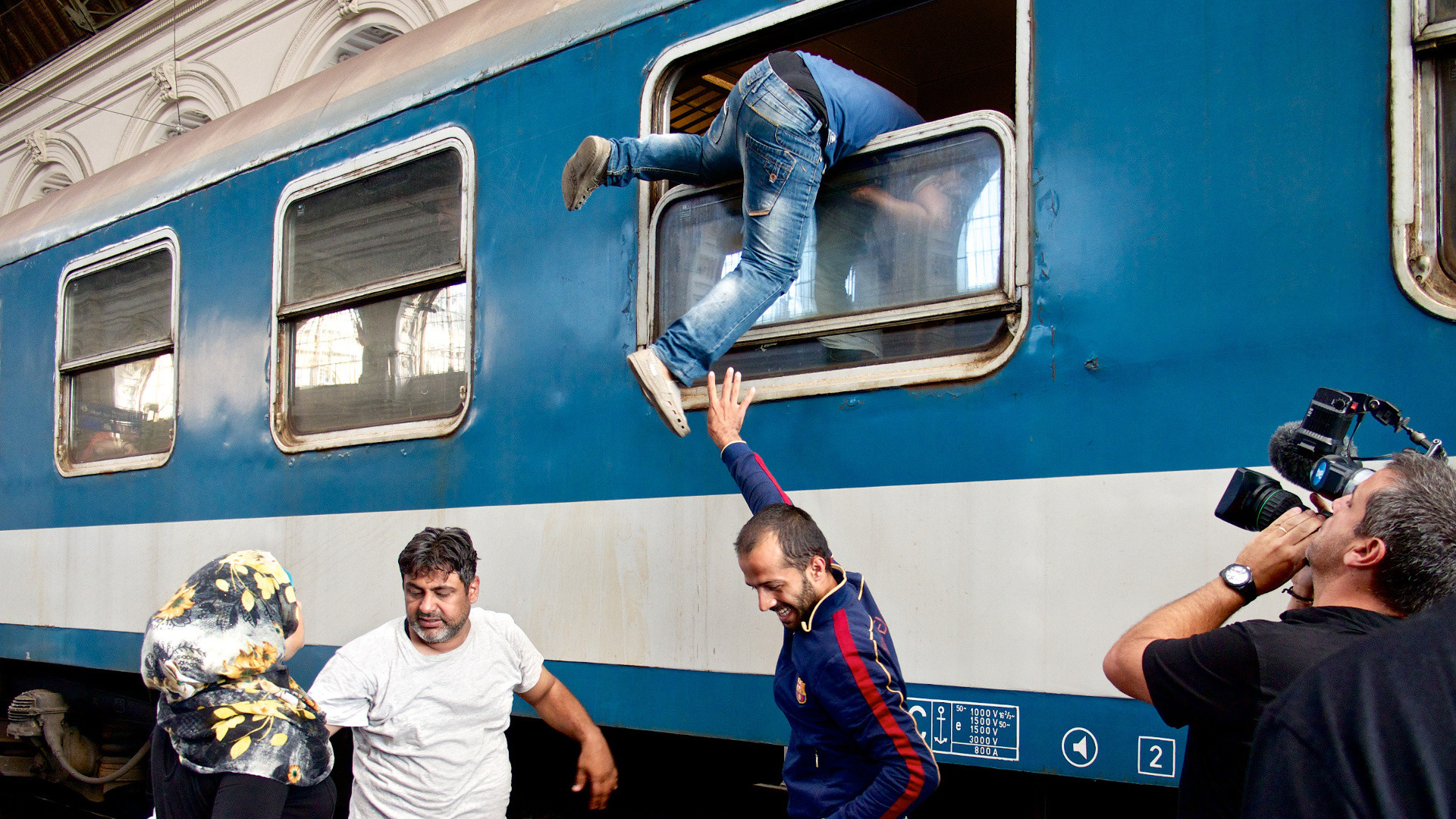 Flüchtlinge gelangen in Ungarn in einen Zug
