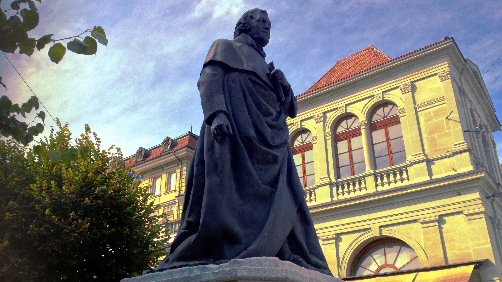 Standbild von Père Girard in der Freiburger Altstadt
