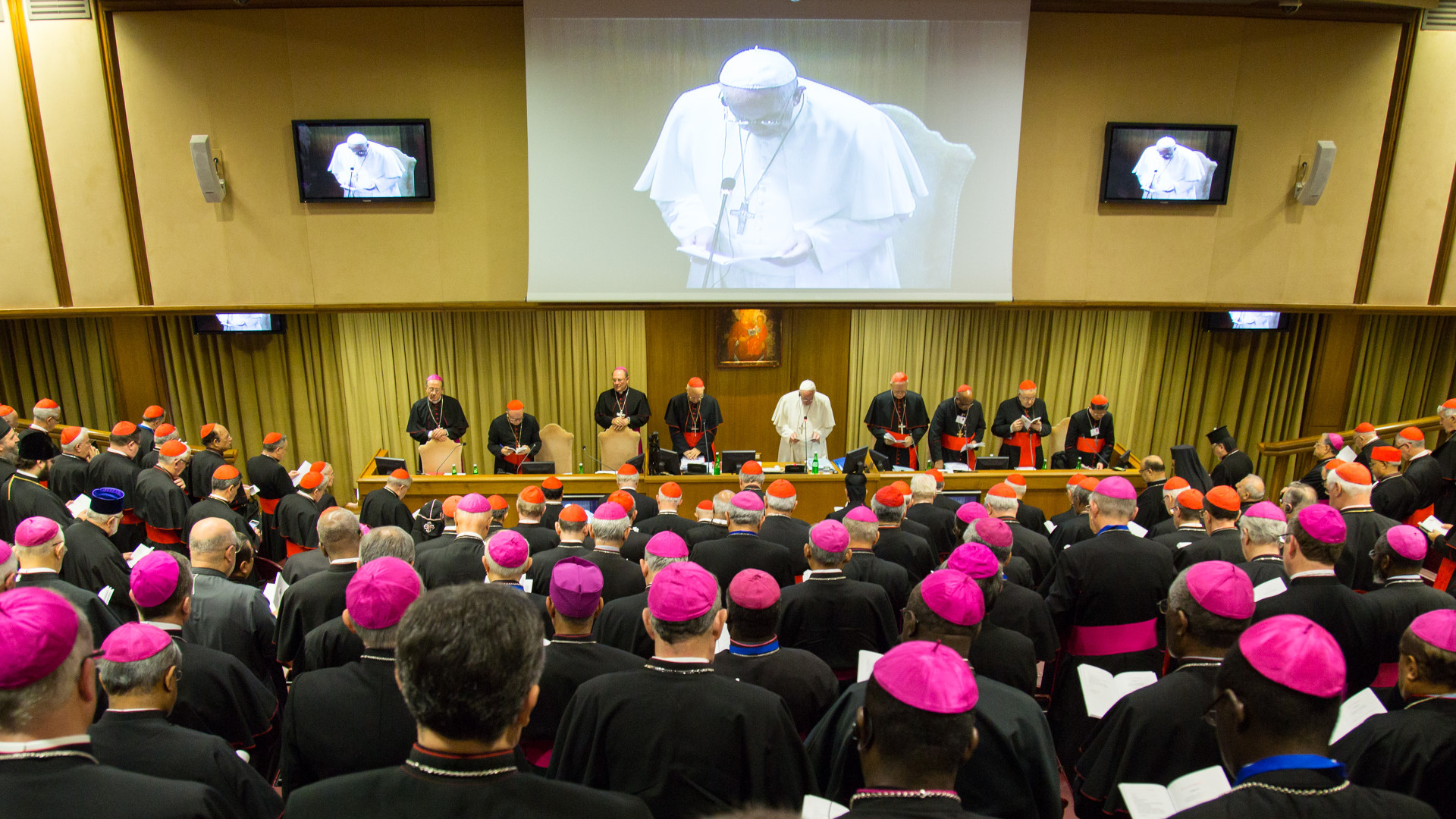 Bischofssynode und Papst im Gebet