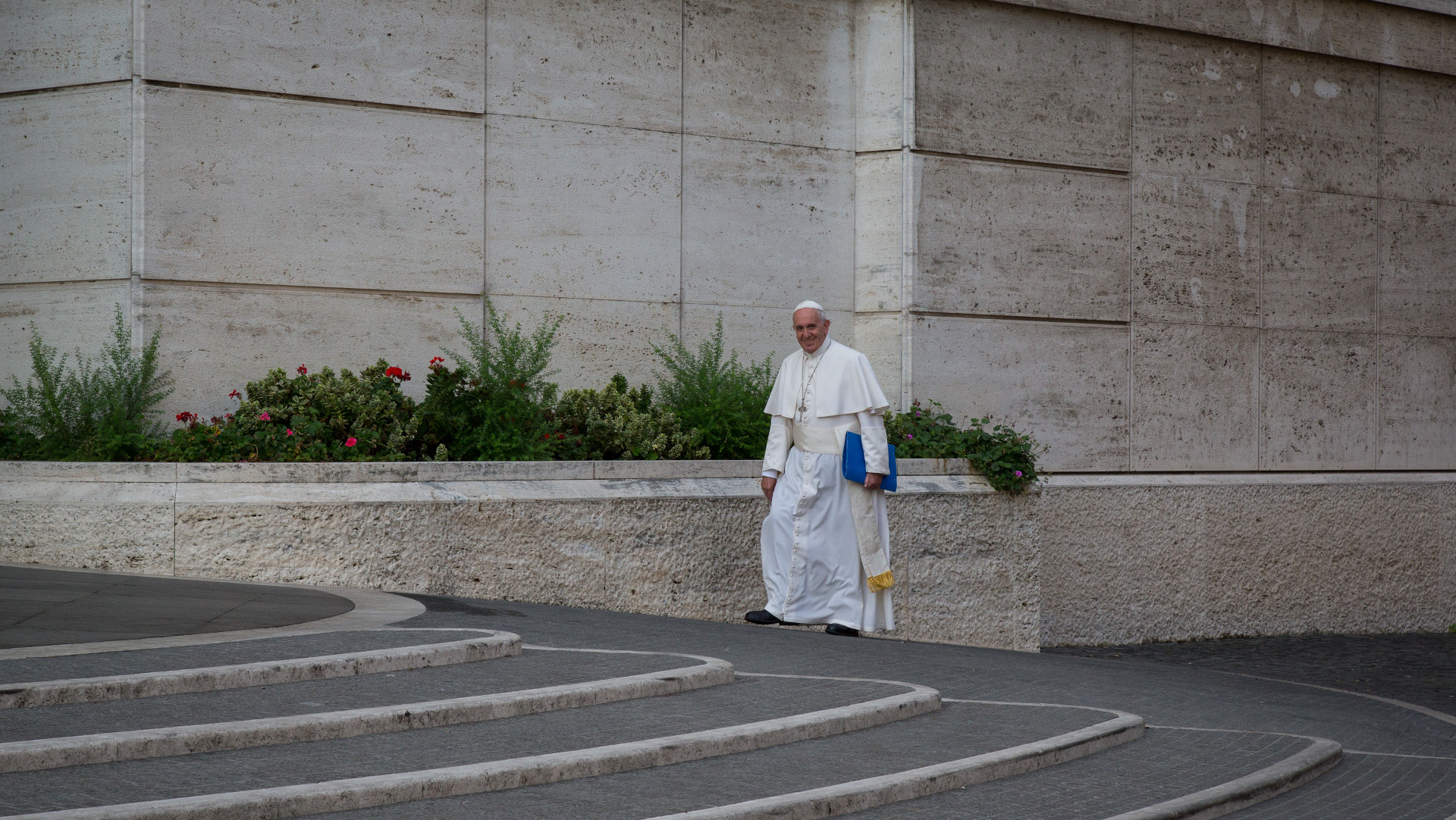 Papst Franziskus auf dem Weg zur Synode am 6. Oktober 2015