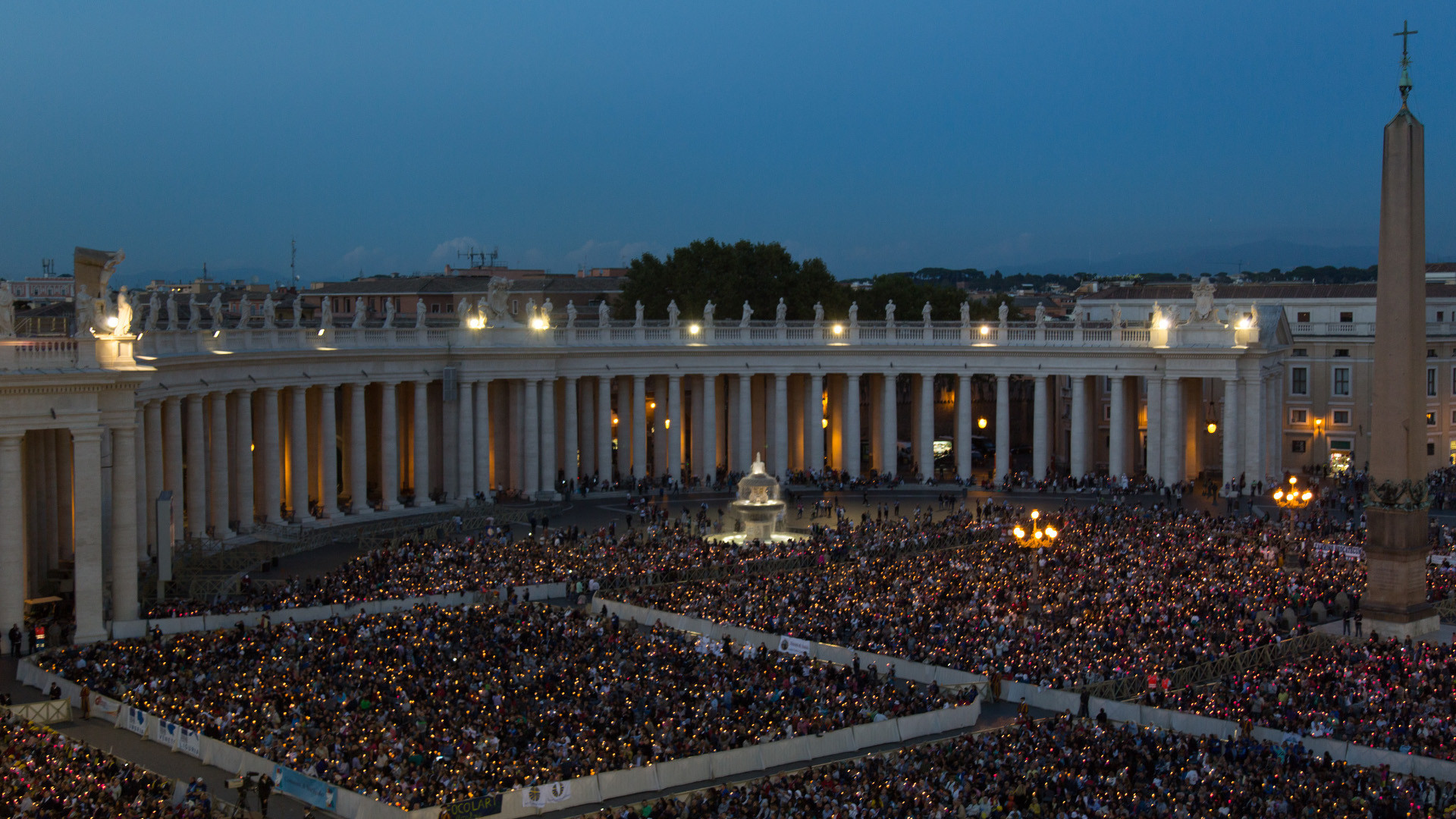 Gebet auf dem Petersplatz am Abend vor der Beginn der Bischofssynode.