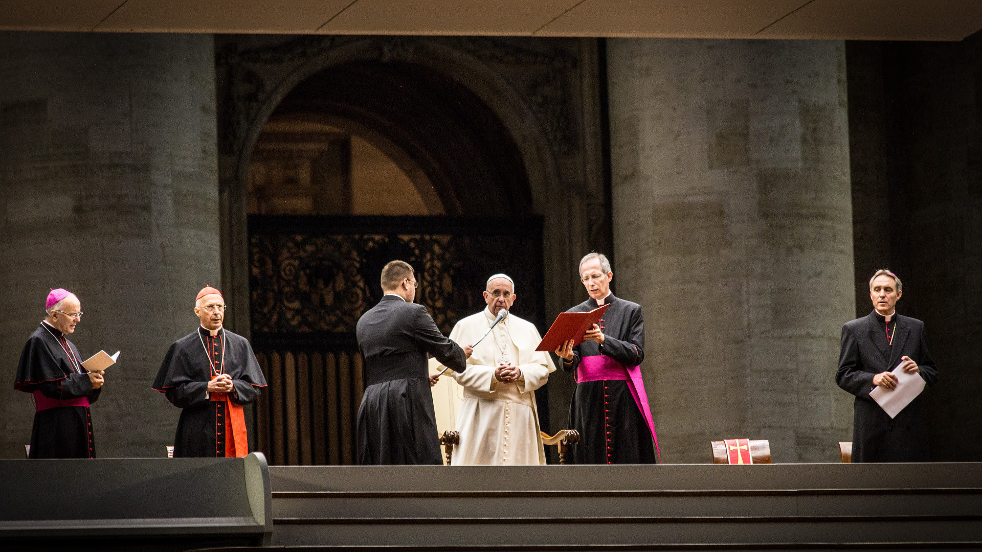 Papst Franziskus beim Gebet am Abend vor der Eröffnung der Bischofssynode.