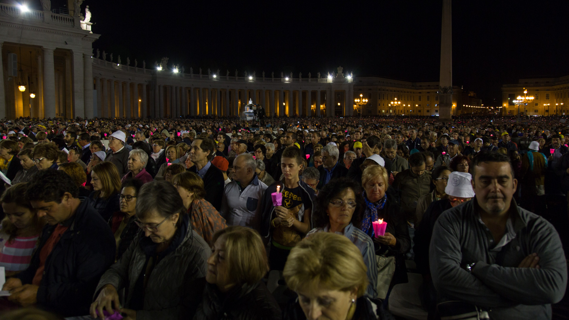 Der Petersplatz in Rom am Abend vor der Beginn der Bischofssynode.