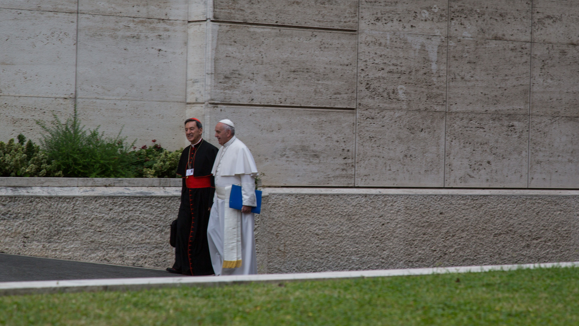 Papst Franziskus auf dem Weg zur Audienzhalle