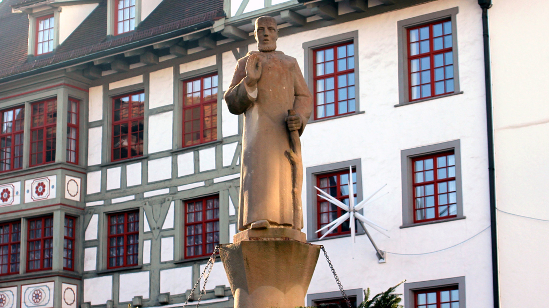 Heiliger Galllus, Brunnenfigur auf dem Gallusplatz, St. Gallen.