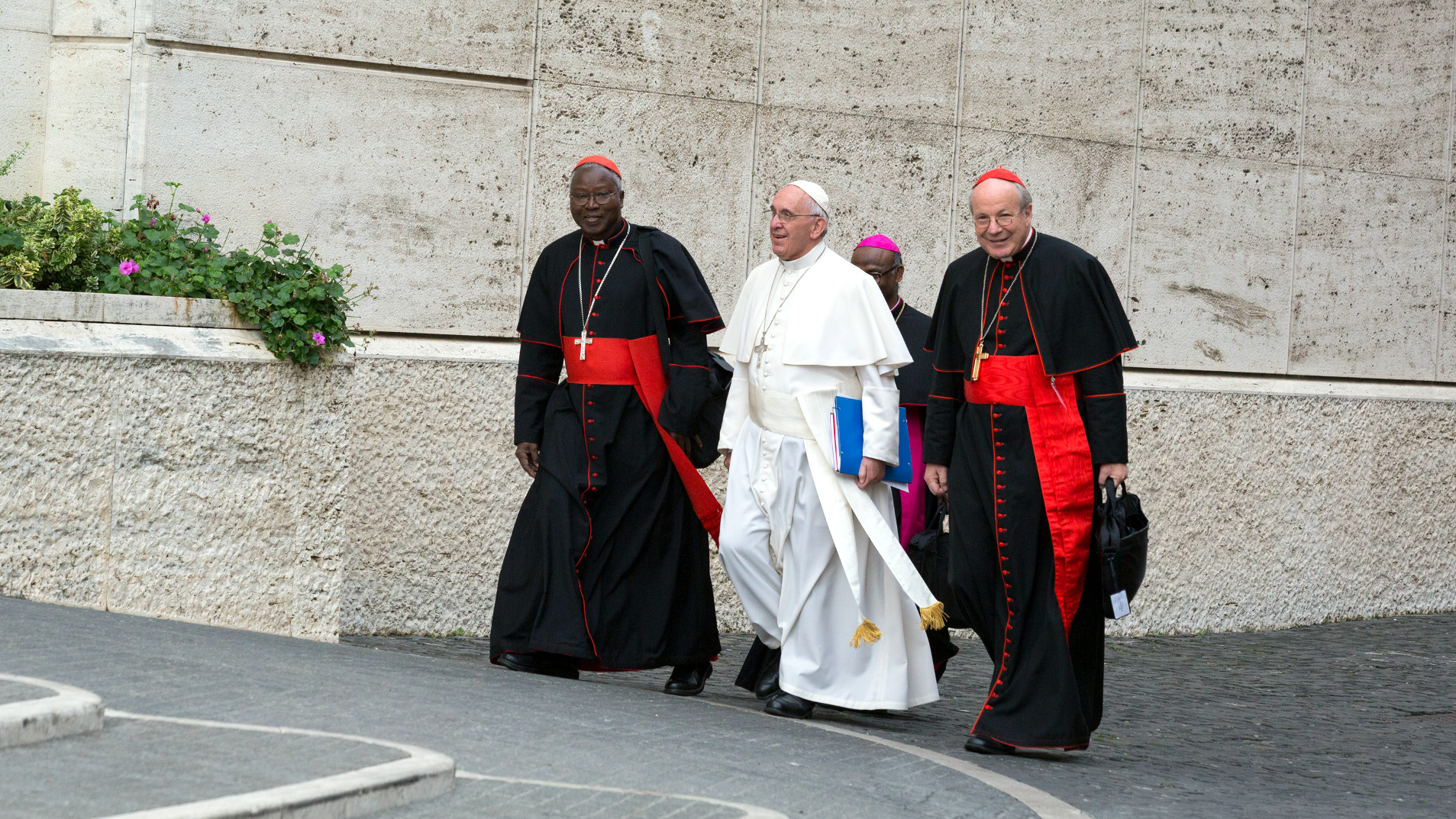 Papst Franziskus auf dem Weg zur Familiensynode in Begleitung von Kardinälen