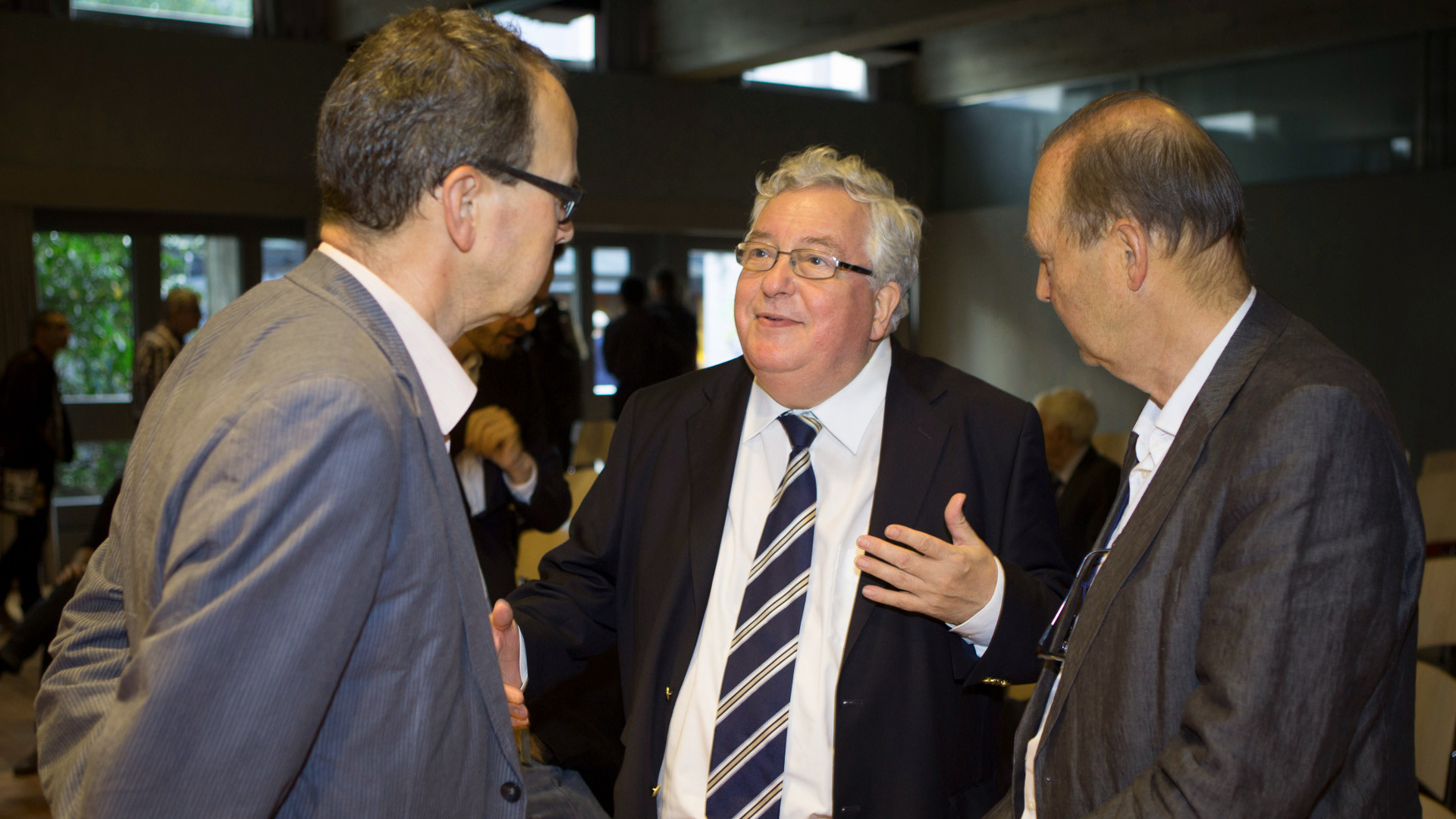 Paulus-Akademie: Stiftungsratspräsident René Zihlmann (Mitte) spricht mit Direktor Hans-Peter von Däniken (Archivbild)