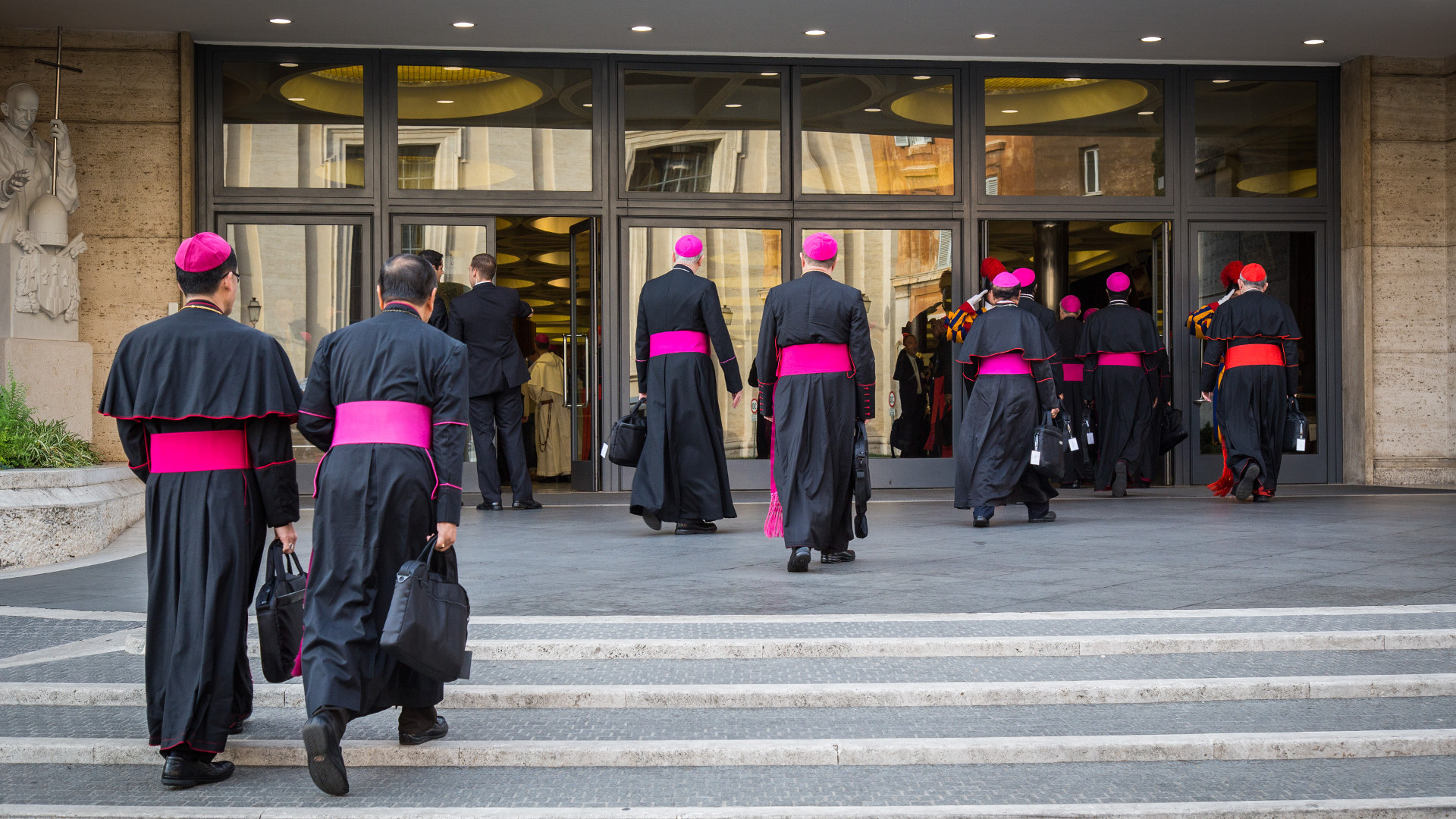 Bischöfe und Kardinäle auf dem Weg zur Synode