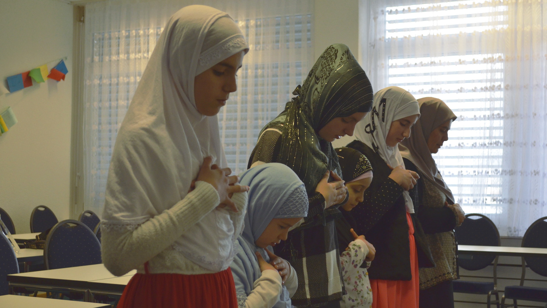 Religionspädagogin Belkis Osman (rechts) betet mit Koranschülerinnen.