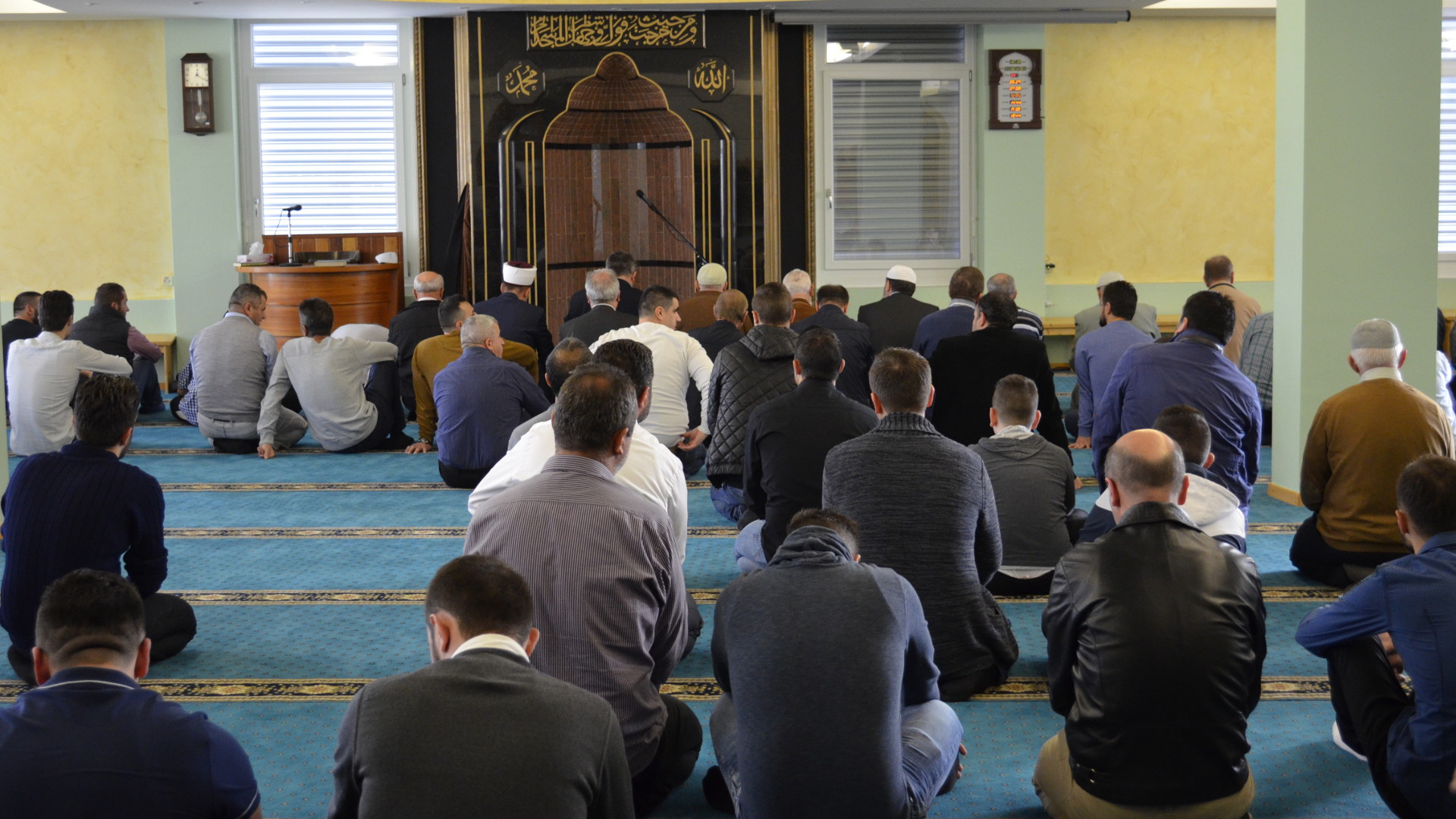 Männer beten in der Albanisch-Islamischen Gemeinschaft Zürich.