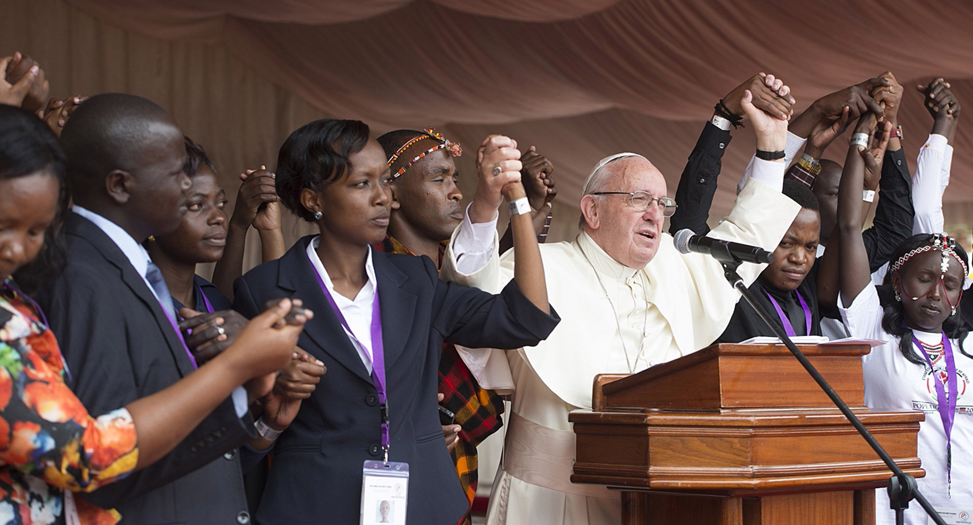 Papst Franziskus mit Jugendlichen im Kasarani-Stadion in Nairobi bei seinem Besuch 2015.