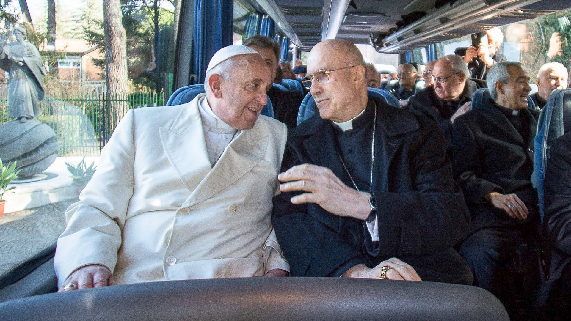 Papst Franziskus mit Kardinal Bertone